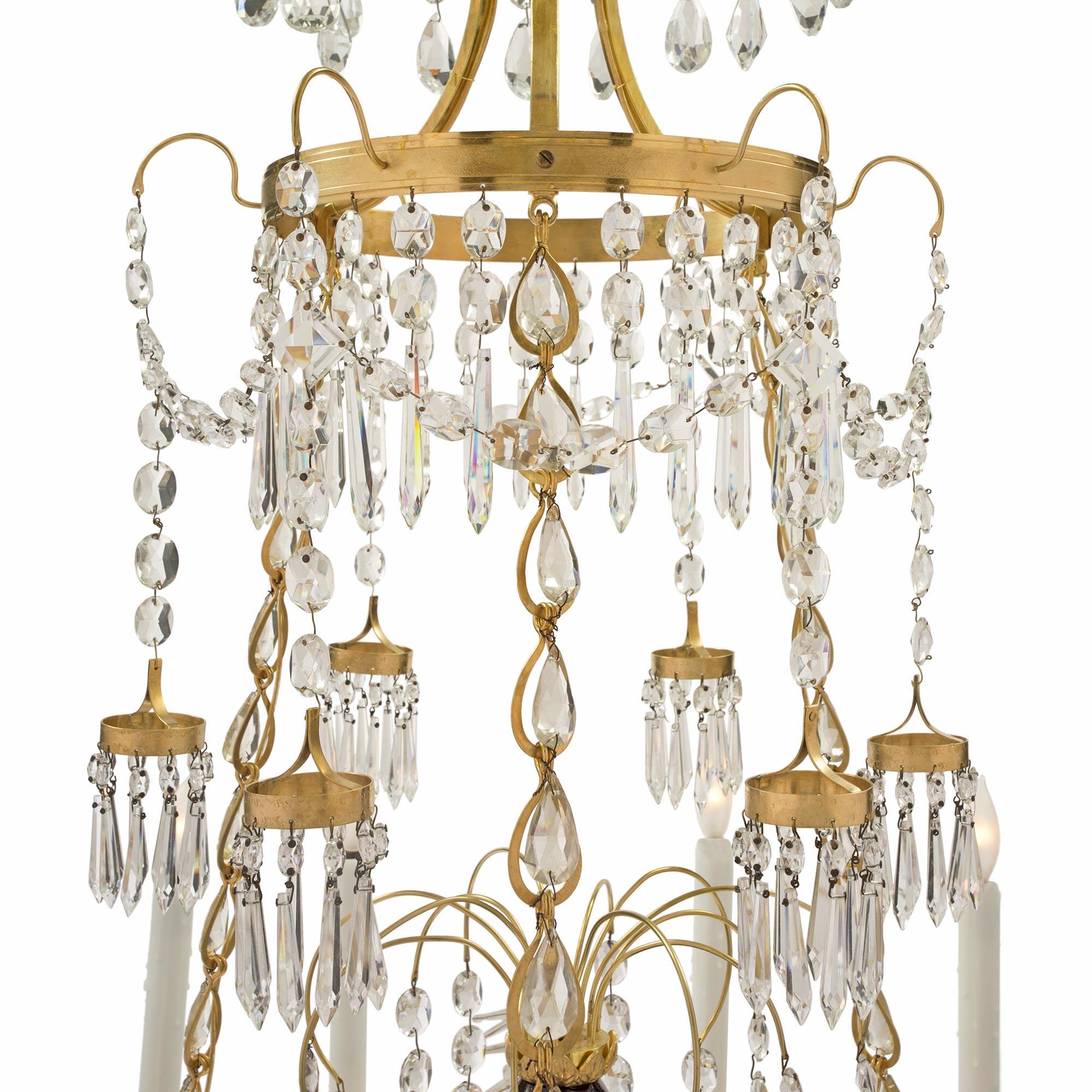 Russo Lampadario russo del XIX secolo in stile neoclassico in vetro, cristallo e ormolu in vendita