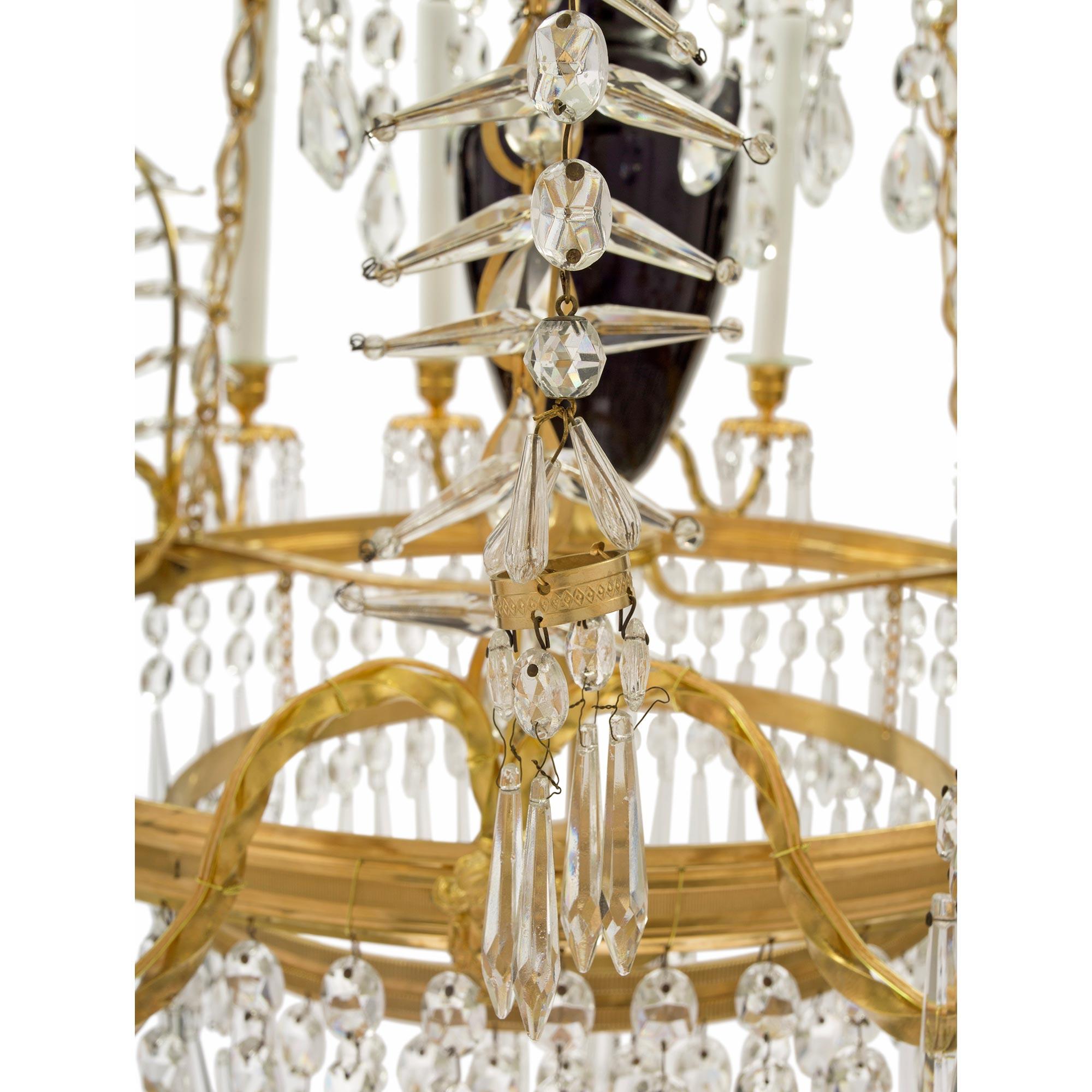 Cristallo Lampadario russo del XIX secolo in stile neoclassico in vetro, cristallo e ormolu in vendita