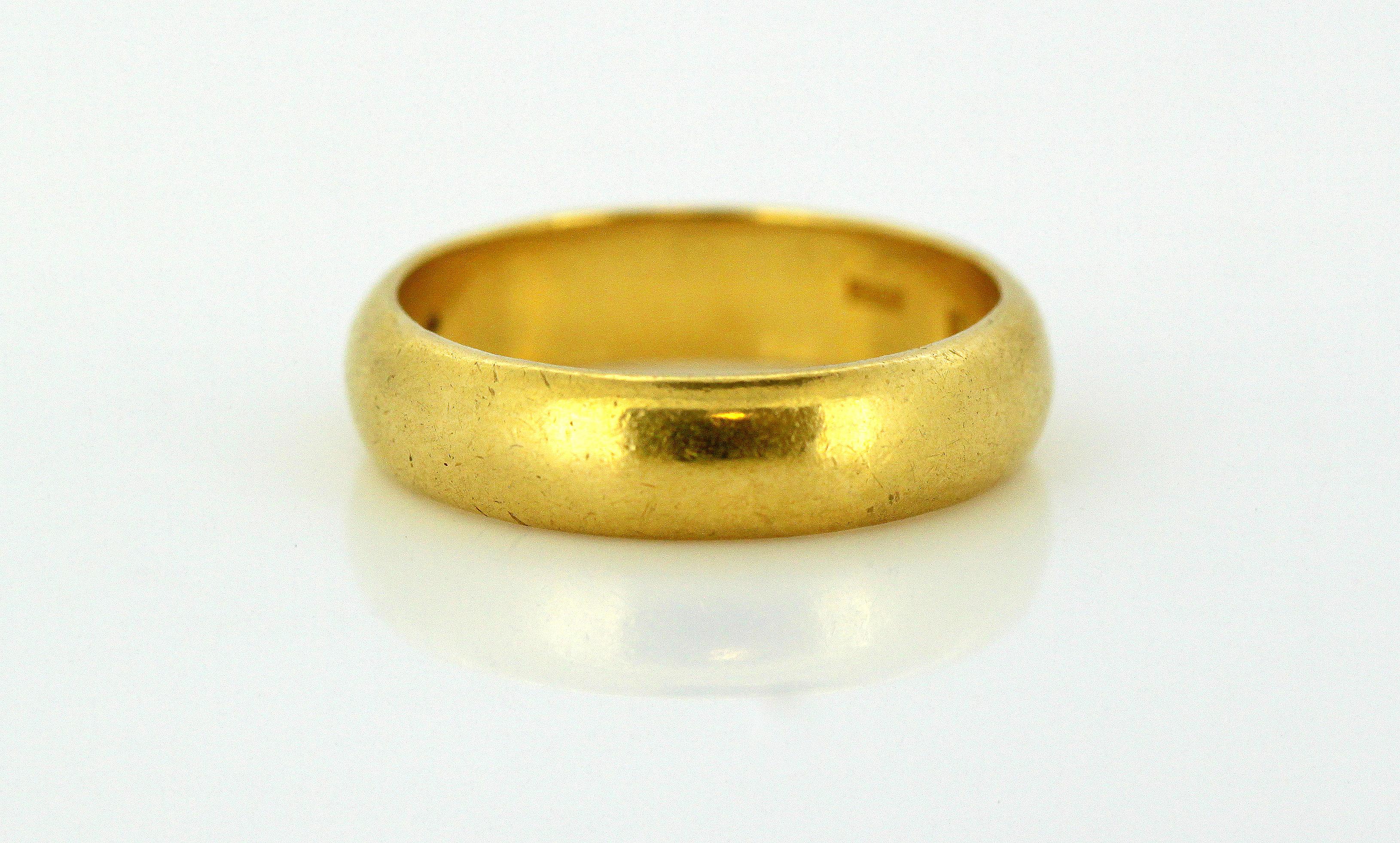 Russian 23kt yellow gold men's wedding ring band.
Hallmarked 958 - 28kt gold & Russian hallmarked.
Made in Russia Circa 1940's

Dimensions -
Diameter x Width : 2.4 x 0.5 cm
Finger Size : (UK) = U (US) = 10 1/4 (EU) = 62 1/2
Weight: 10 g