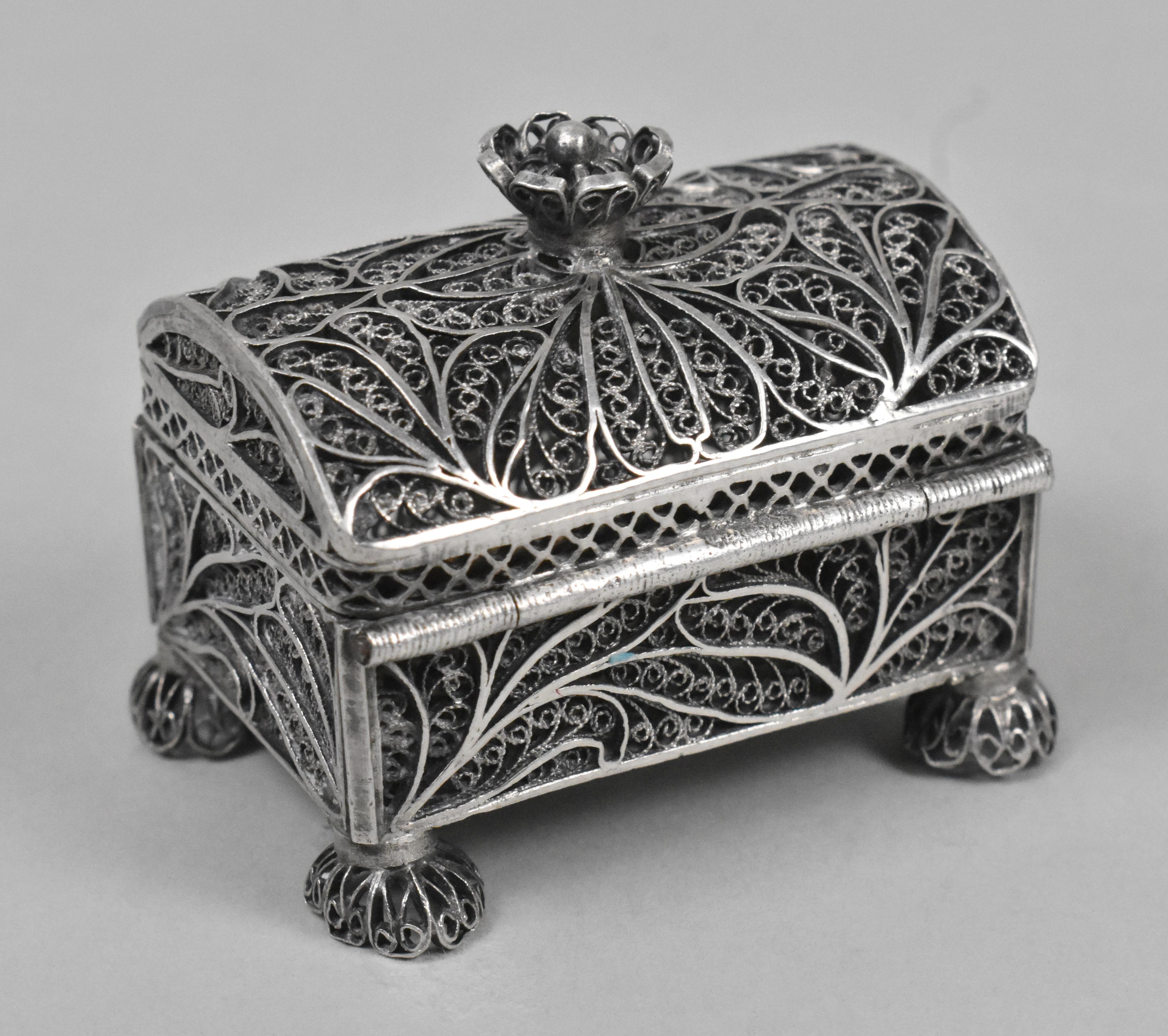 Russische 88 Silber 1887 filigrane Gewürz Besamim Dose. Rechteckige Form mit floralem Abschluss. 48.7 Gramm. Sehr guter Zustand. Abmessungen: 1.5
