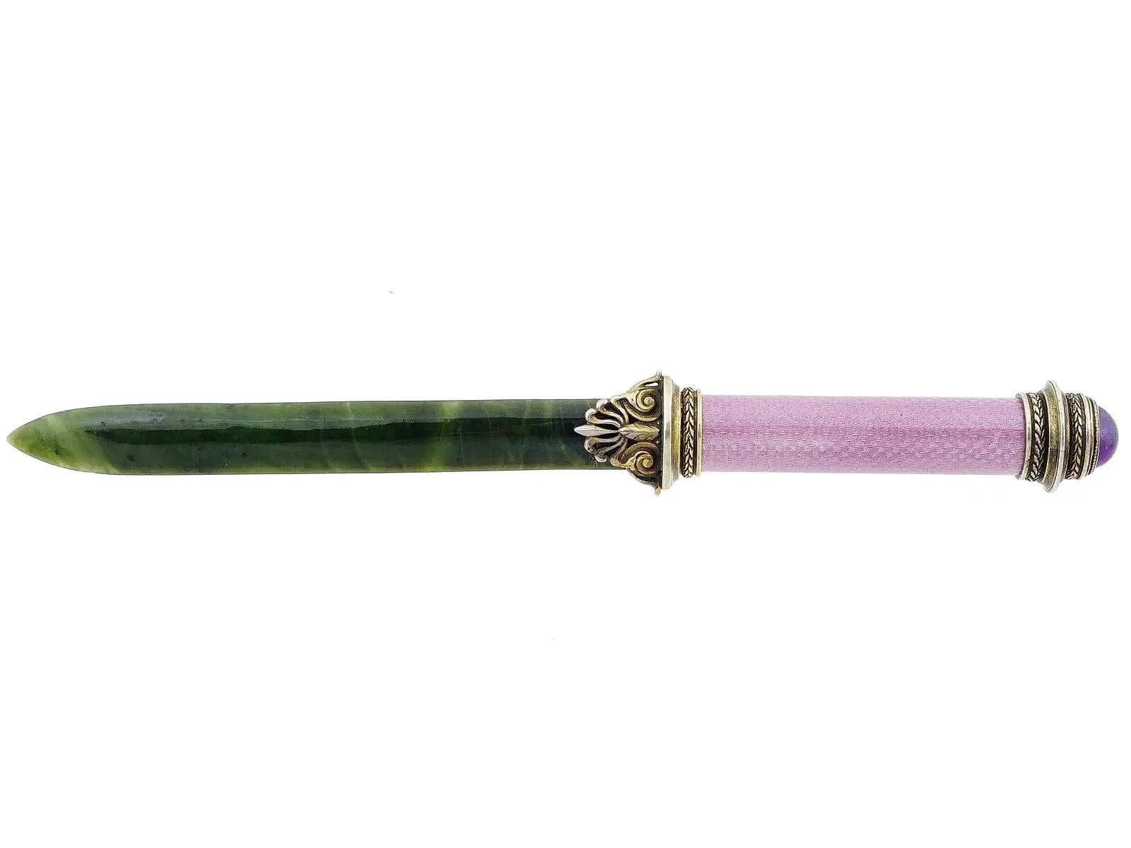 Ein russisches neoklassizistisches Papiermesser oder Brieföffner im Stil eines römischen Gladius-Schwerts. Die Klinge ist aus poliertem Nephrit-Jade-Stein gefertigt. Rosa guillochierter Emaillegriff mit vergoldetem Akanthus- und Lorbeerdekor.
