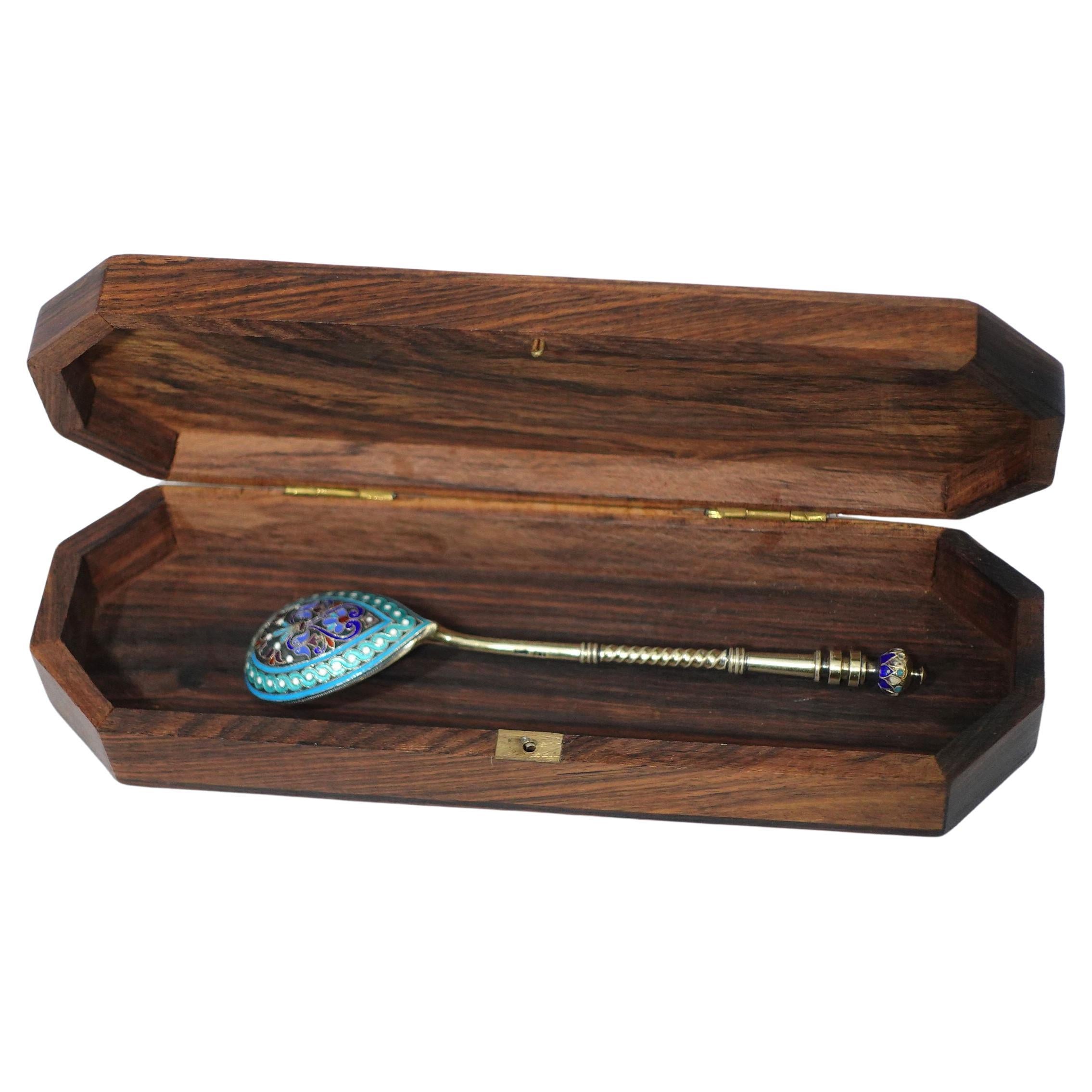 Cuchara rusa de plata dorada .916 y esmalte cloisonné en caja de caoba