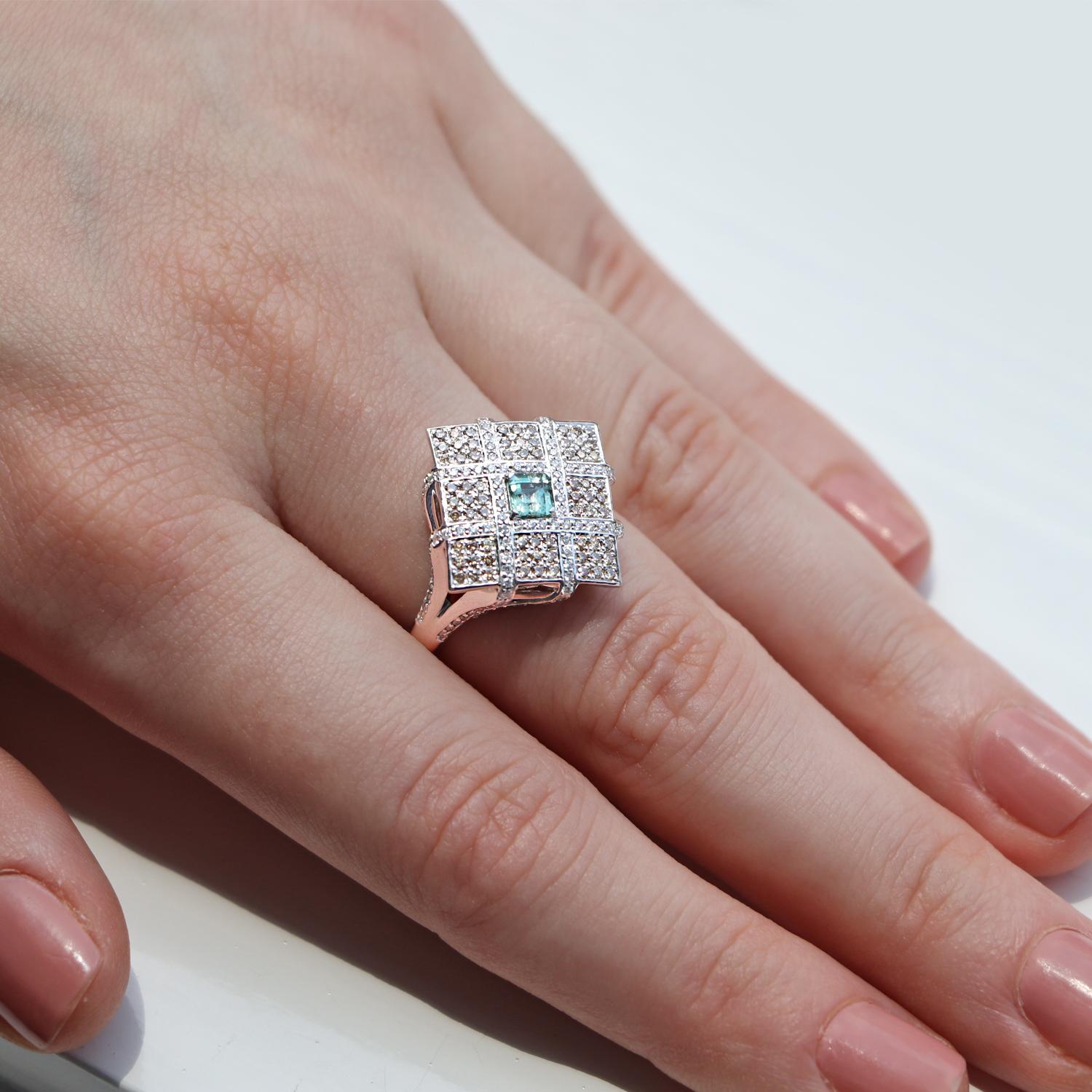 Russischer Alexandrit-Ring aus 18 Karat Gold mit antikem Design und Diamanten Damen im Angebot