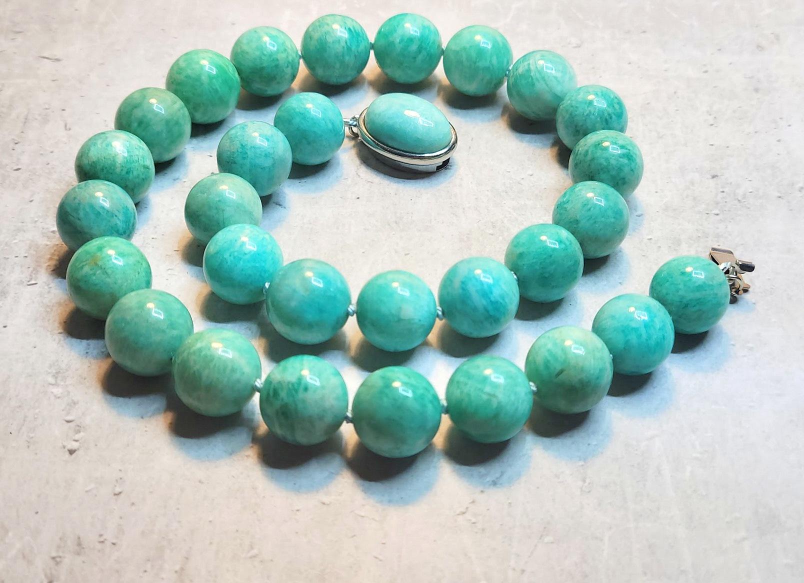 La collana è lunga 18 pollici (45,7 cm) e le perline rotonde lisce misurano 14-15 mm.
Le perline, nella loro naturale tonalità blu-verde e turchese con esclusive striature bianche, testimoniano l'origine autentica e naturale dell'amazzonite. Non