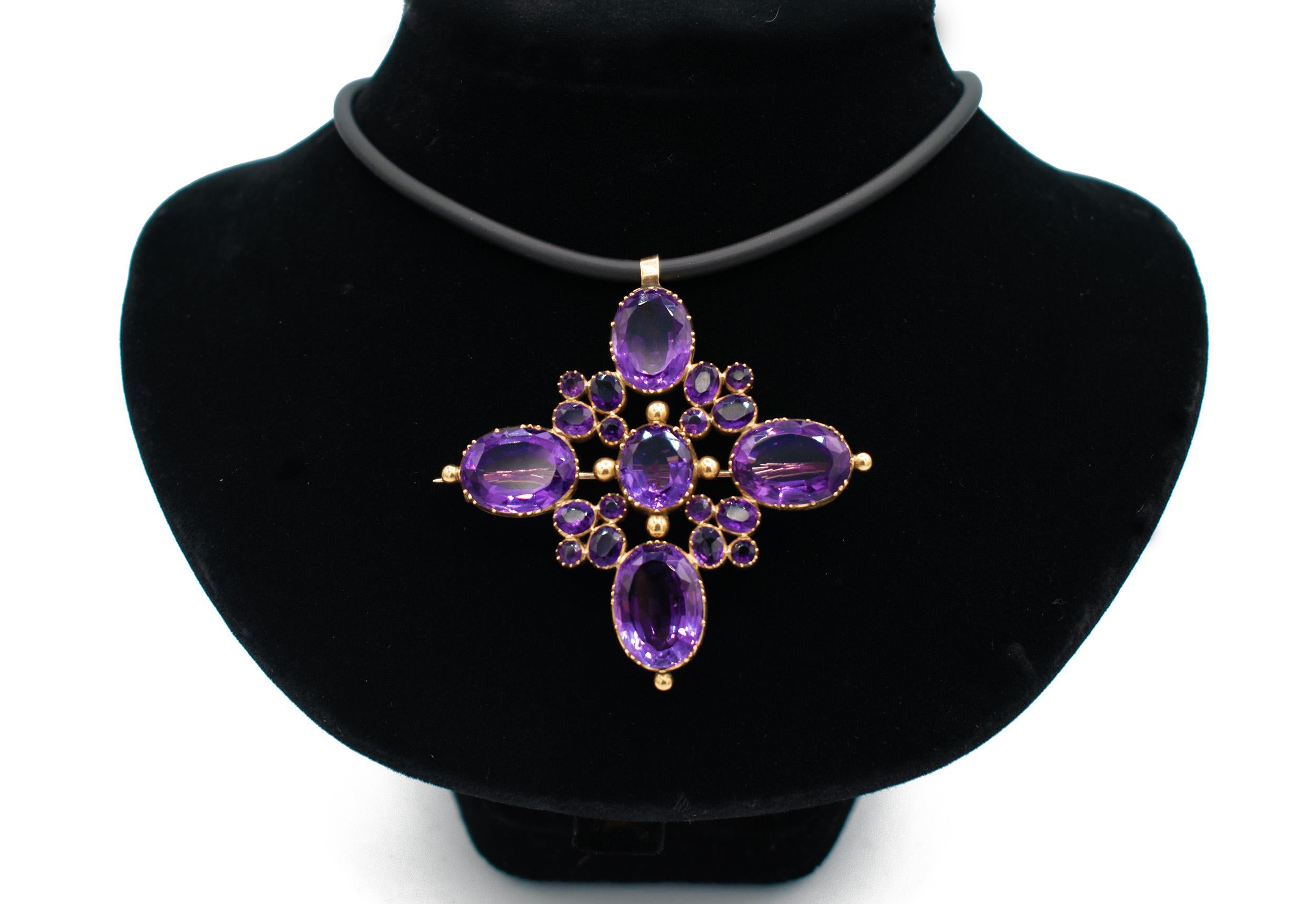 Une étonnante croix russe ancienne sertie d'améthystes aux teintes riches, élégamment montée en or 18ct. Cette pièce exceptionnelle met en valeur l'éclat violet profond de l'améthyste naturelle, parfaitement complété par l'éclat chaud de l'or.

•