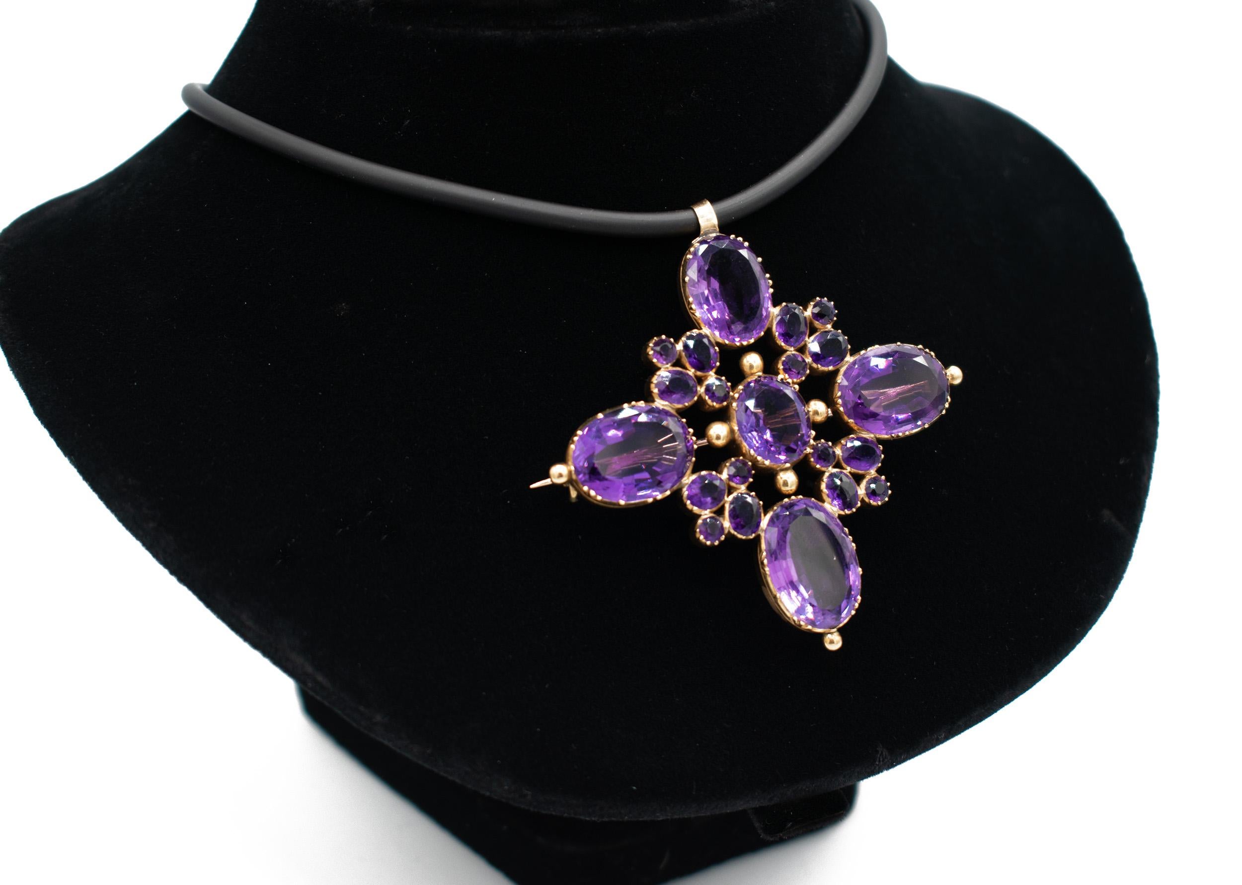 Taille cabochon Croix en améthyste russe en or 18ct en vente