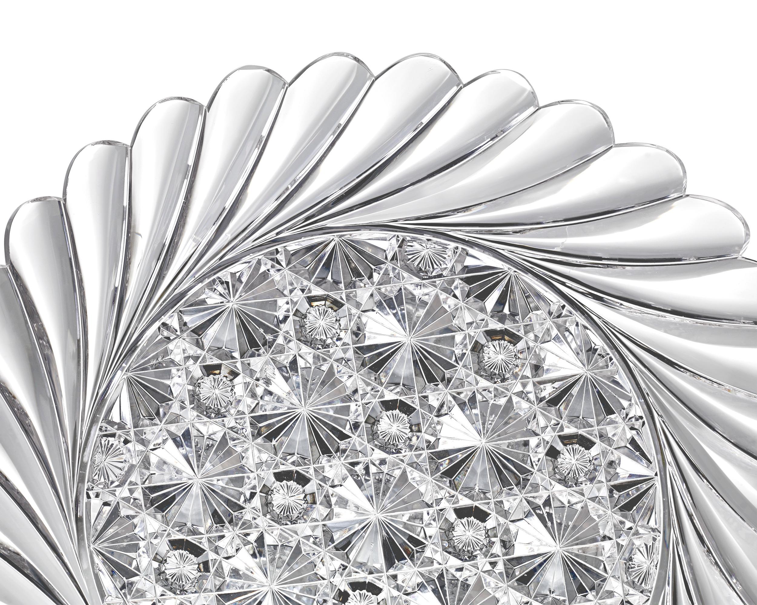 Elegante nella sua forma, questo splendido piatto in vetro tagliato di T.G. Hawkes & Co. presenta il brillante modello Russian and Pillar. Combinando due dei modelli Hawkes, Russian and Pillar è uno dei modelli più rari e ricercati dai collezionisti