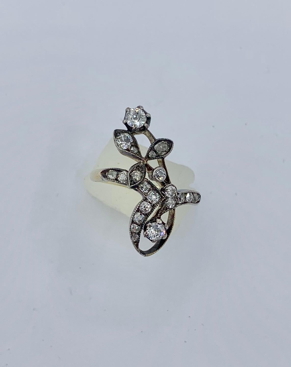 Dies ist ein außergewöhnlicher russischer Art Nouveau, Belle Epoque Old Mine Cut Diamond Ring in einem atemberaubenden und sehr seltenen Blumenmotiv von großer Schönheit.   Die Diamanten im alten Minenschliff sind in Silber auf 14 Karat Gold