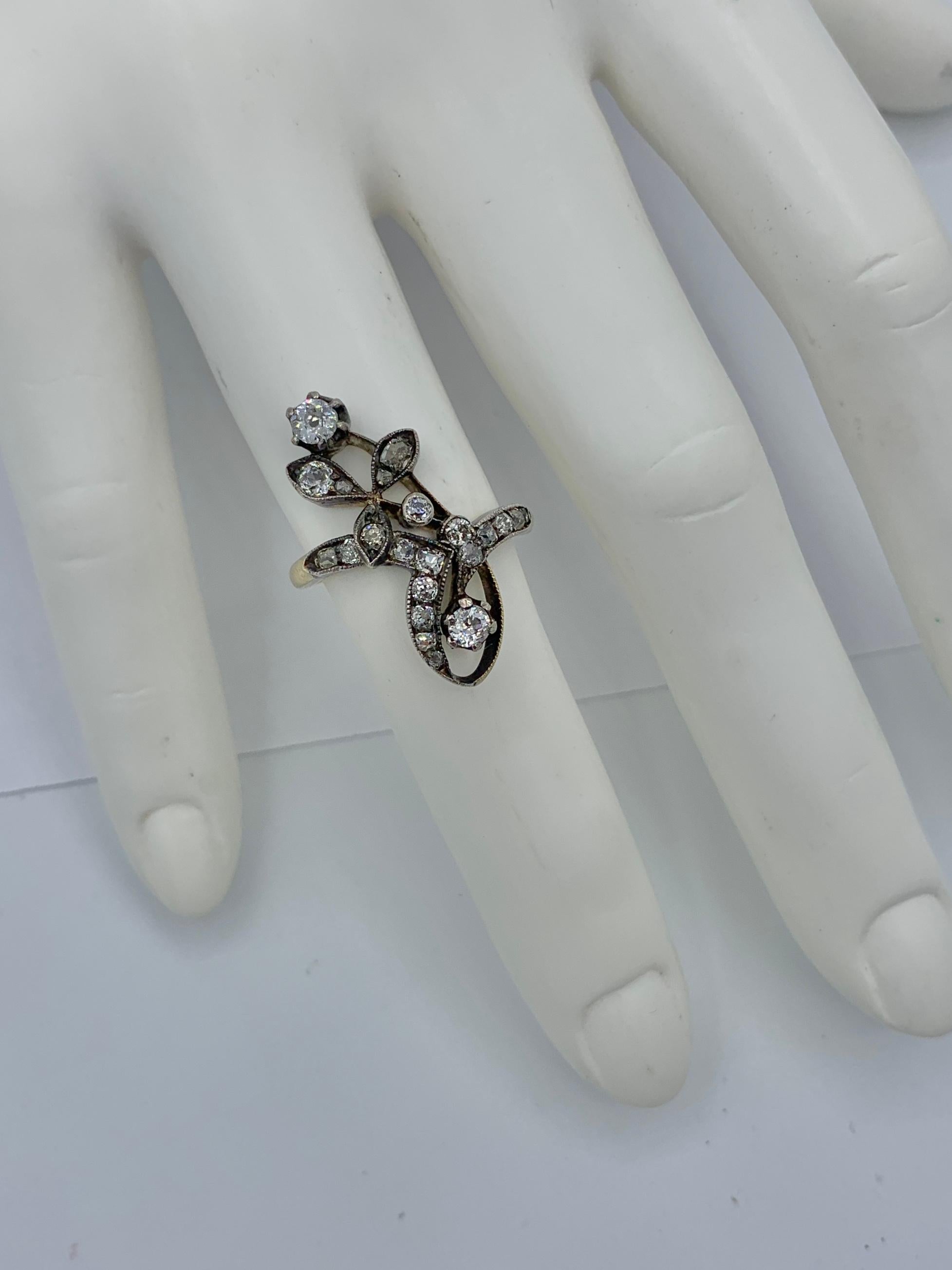 Taille vieille mine Bague de fiançailles russe Art nouveau en or 14 carats avec fleur en diamant taille vieille mine et diamant en vente