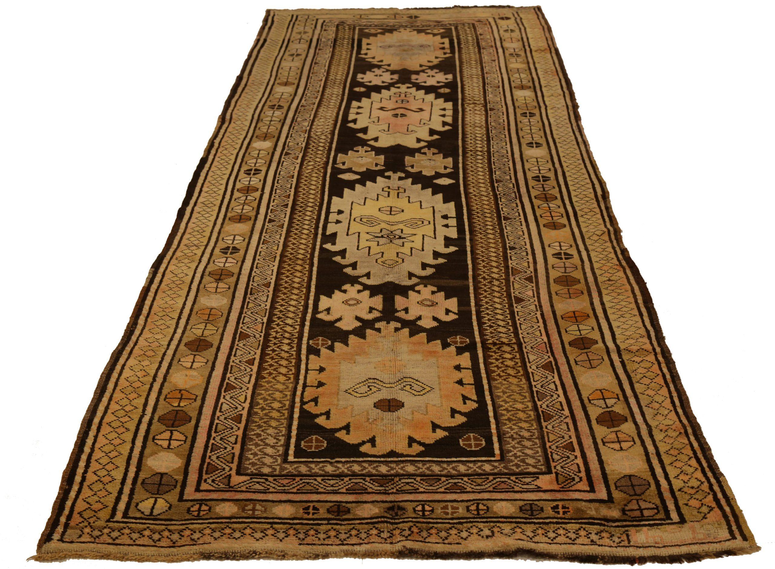 Scopri l'eleganza dell'Azerbaijan russo con i tappeti per l'area. Progettato con una meticolosa attenzione ai dettagli, questo design esclusivo è perfetto per valorizzare il tuo spazio.