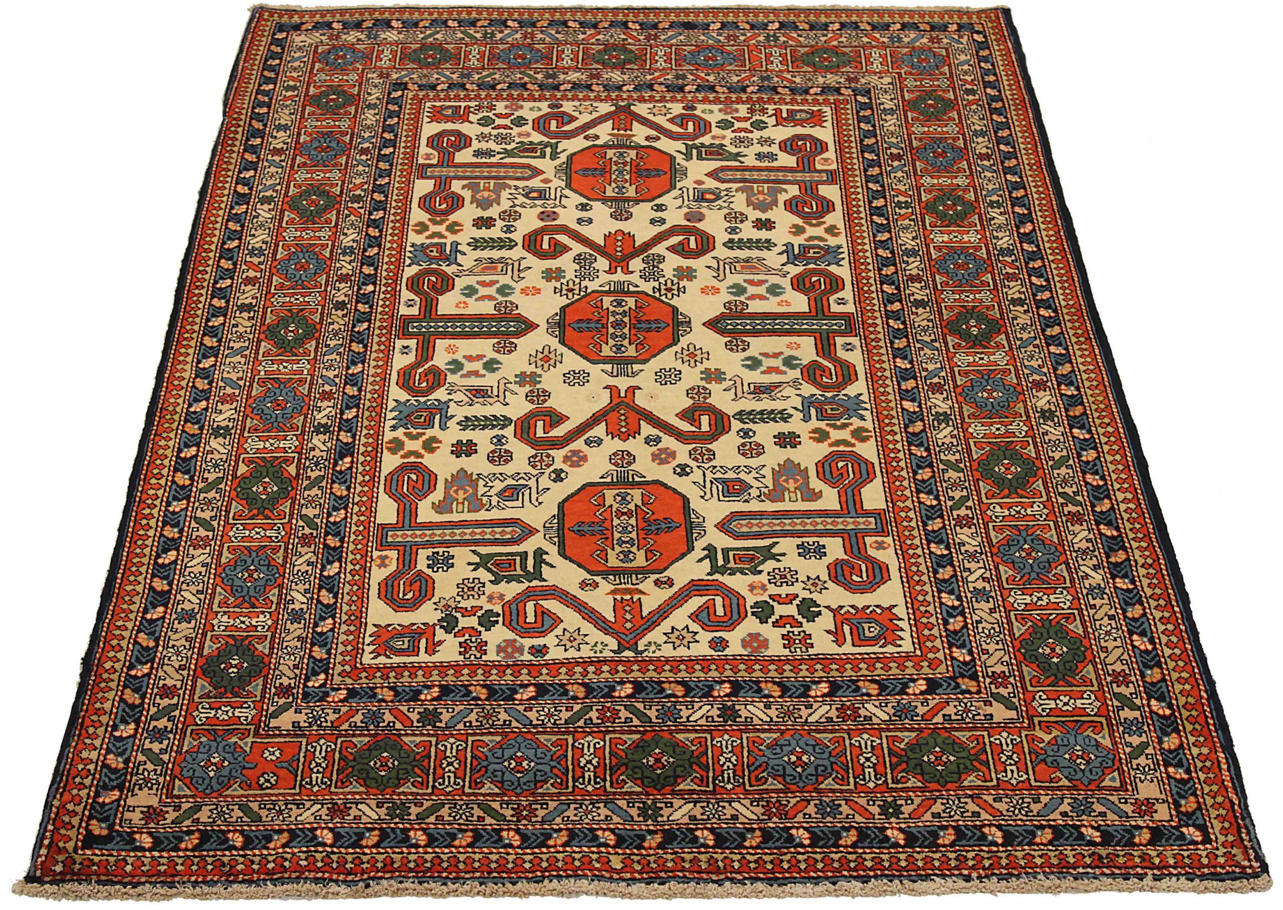 Entdecken Sie die Eleganz von Russisch-Aserbaidschan mit dem kleinen Teppich CIRCA 1910. Dieses exklusive Design aus Wolle und Blau-Elfenbein-Rot ist perfekt, um Ihren Raum zu verschönern.