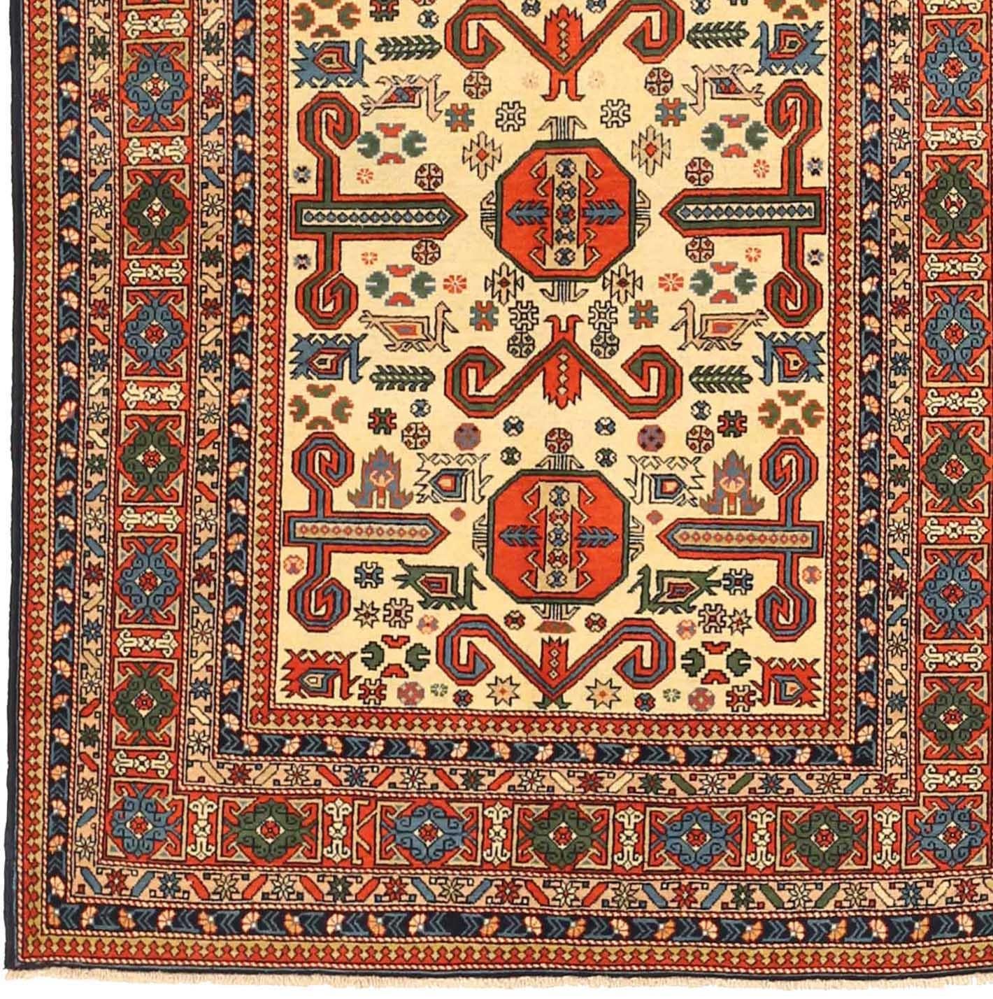 Russischer Aserbaidschanischer kleiner Teppich um 1910 - Wolle Blau Elfenbein Rot 72741 im Zustand „Hervorragend“ im Angebot in Dallas, TX