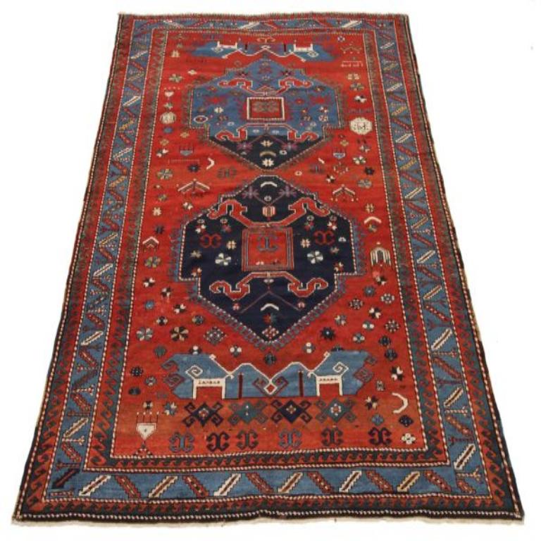 Entdecken Sie die Eleganz von Russisch-Aserbaidschan mit dem kleinen Teppich CIRCA 1880. Dieses exklusive Design aus Wolle und BlauMarineblauRot ist perfekt, um Ihren Raum aufzuwerten.