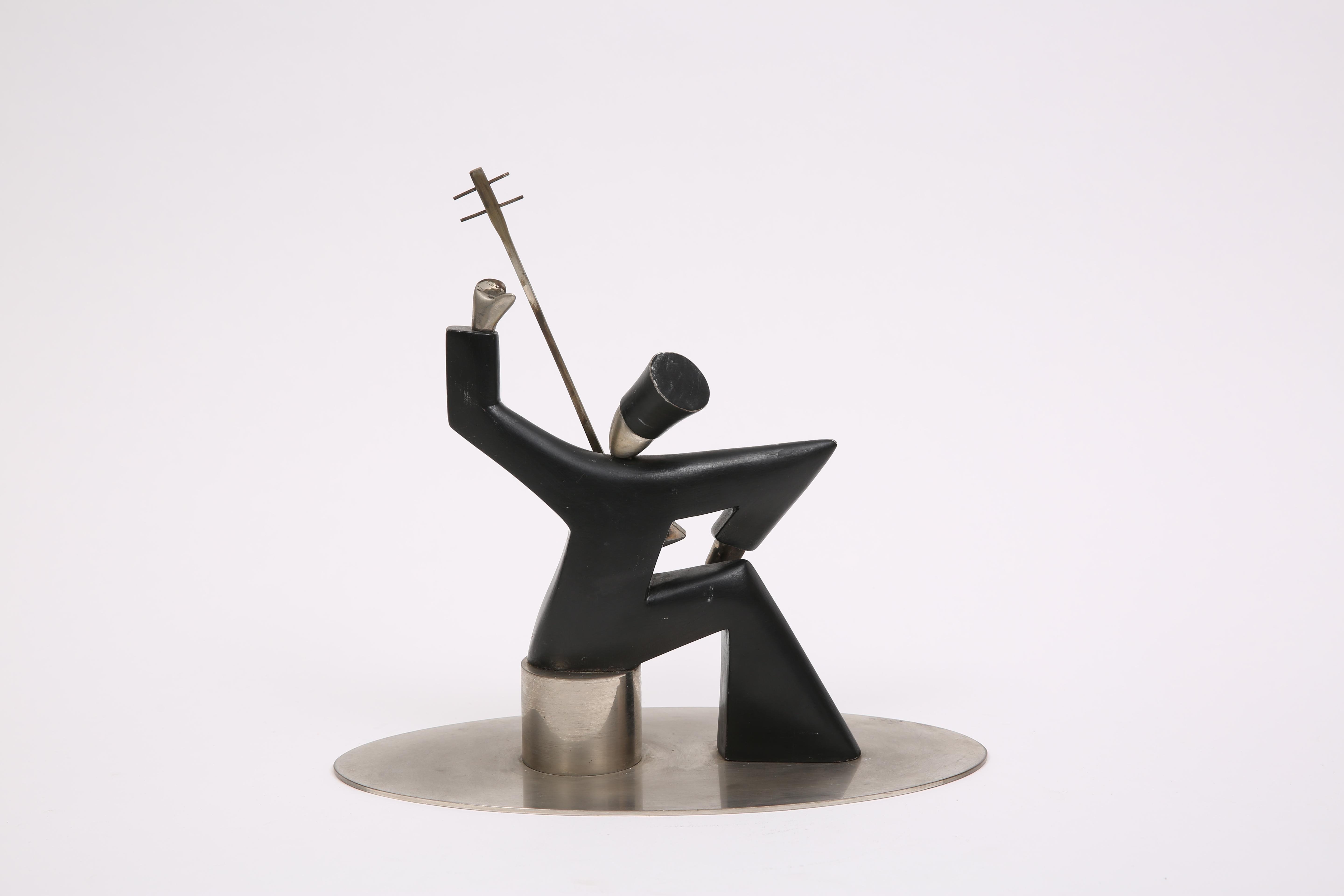Scultura in Wood e bronzo. Firmato da Hagenauer Wien, WHW, Made in Vienna, 47/9.

Austria, CIRCA 1920.