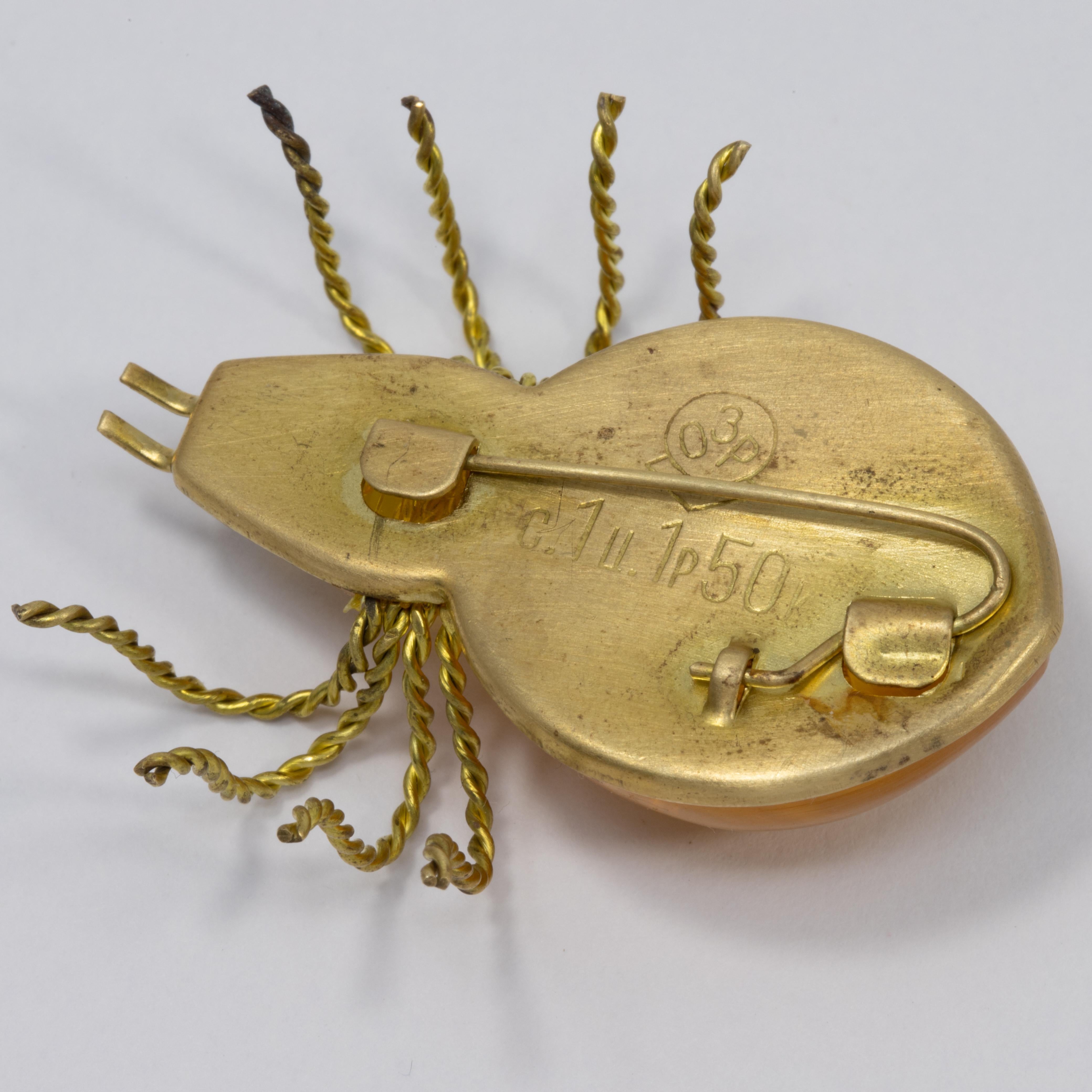 Russische russische Vintage-Ansteckbrosche in Gold mit Baltic Amber-Cabochon und Spinnen, frühe 1900er Jahre für Damen oder Herren im Angebot