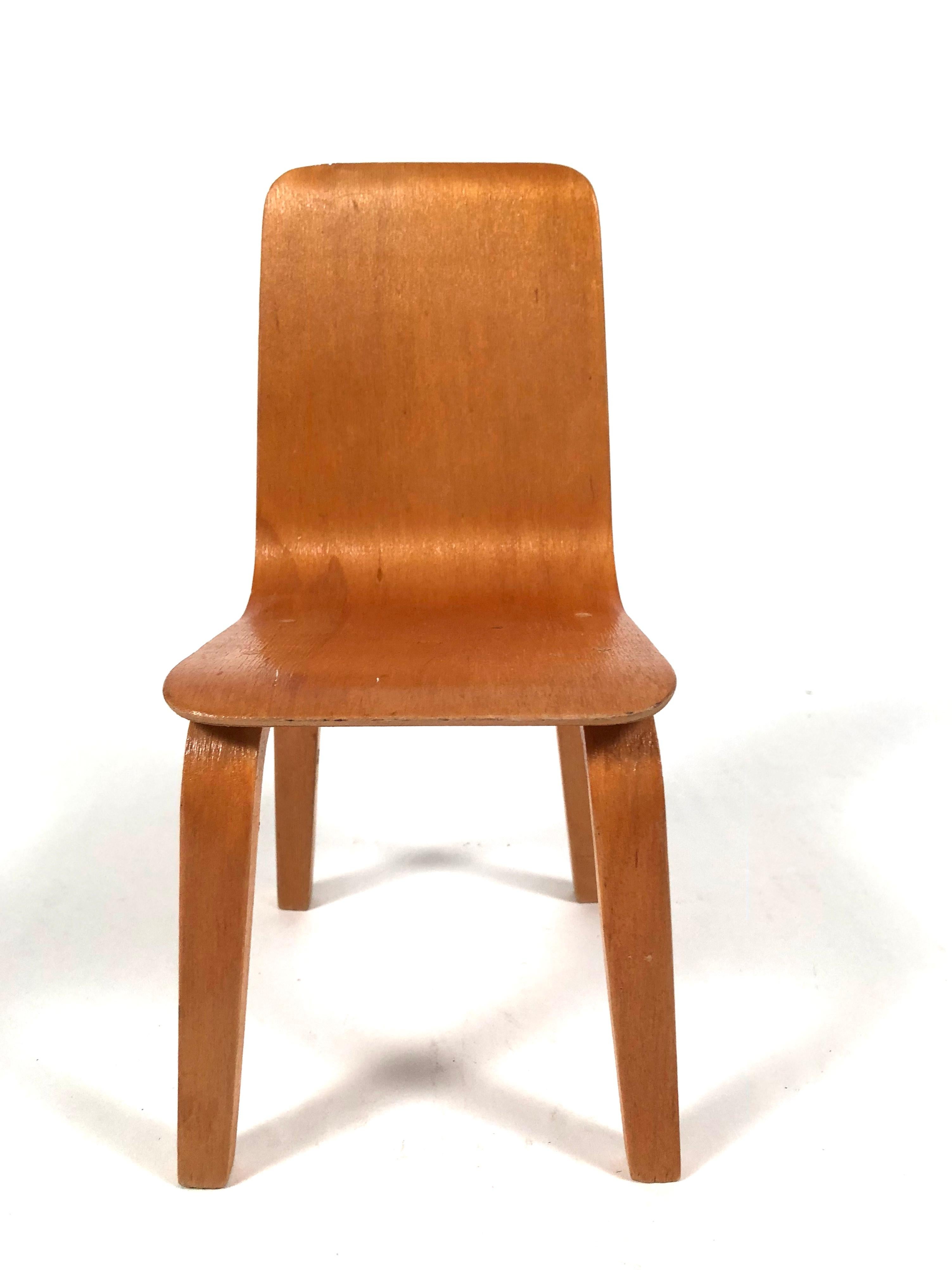 A Mid-Century Modern salesman's sample model of a Russian-made bentwood chair in birch, the continuous curved back and seat supported by two curved bentwood legs, retaining its original printed label on the bottom.
The design of this chair is