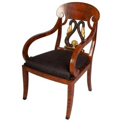 Fauteuil en acajou de style Biedermeier russe avec dossier en forme de cygne doré