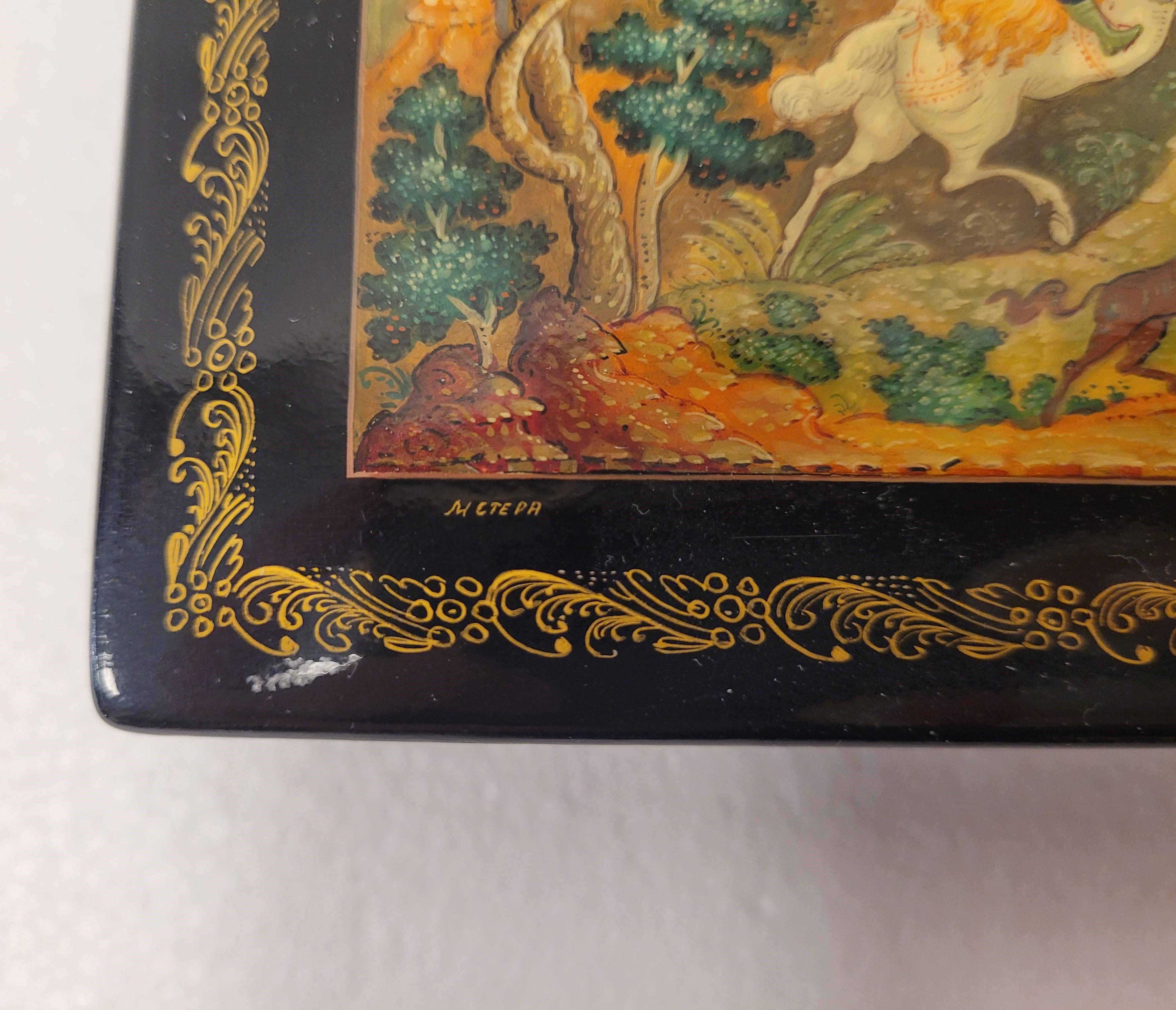 Boîte russe laquée noire et peinture dorée  en vente 5