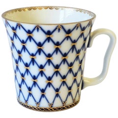 Tasse à café ou thé russe en porcelaine blanche bleu et or