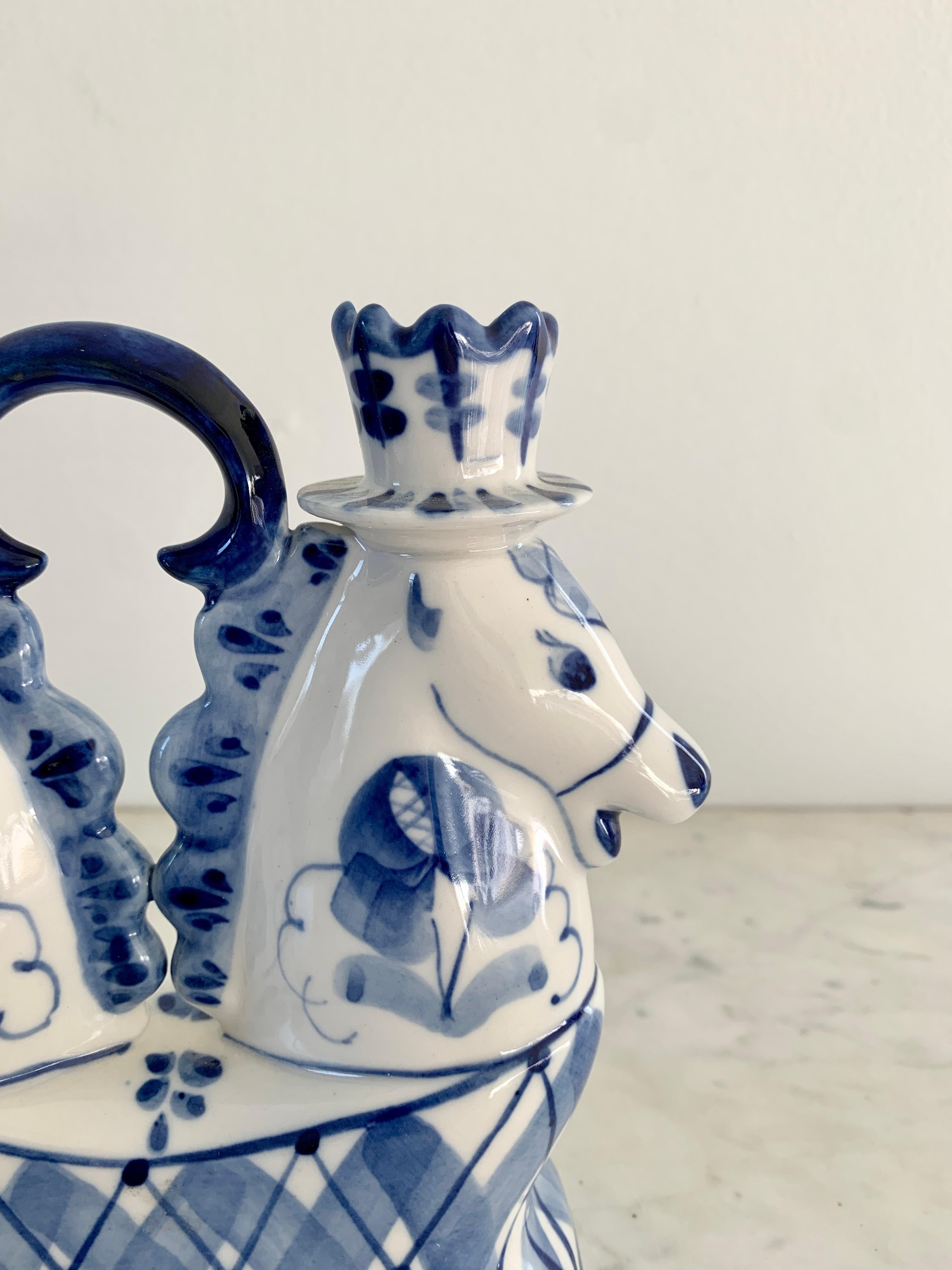 Chinoiseries Porte-bougies russe à double cheval en porcelaine bleue et blanche en vente