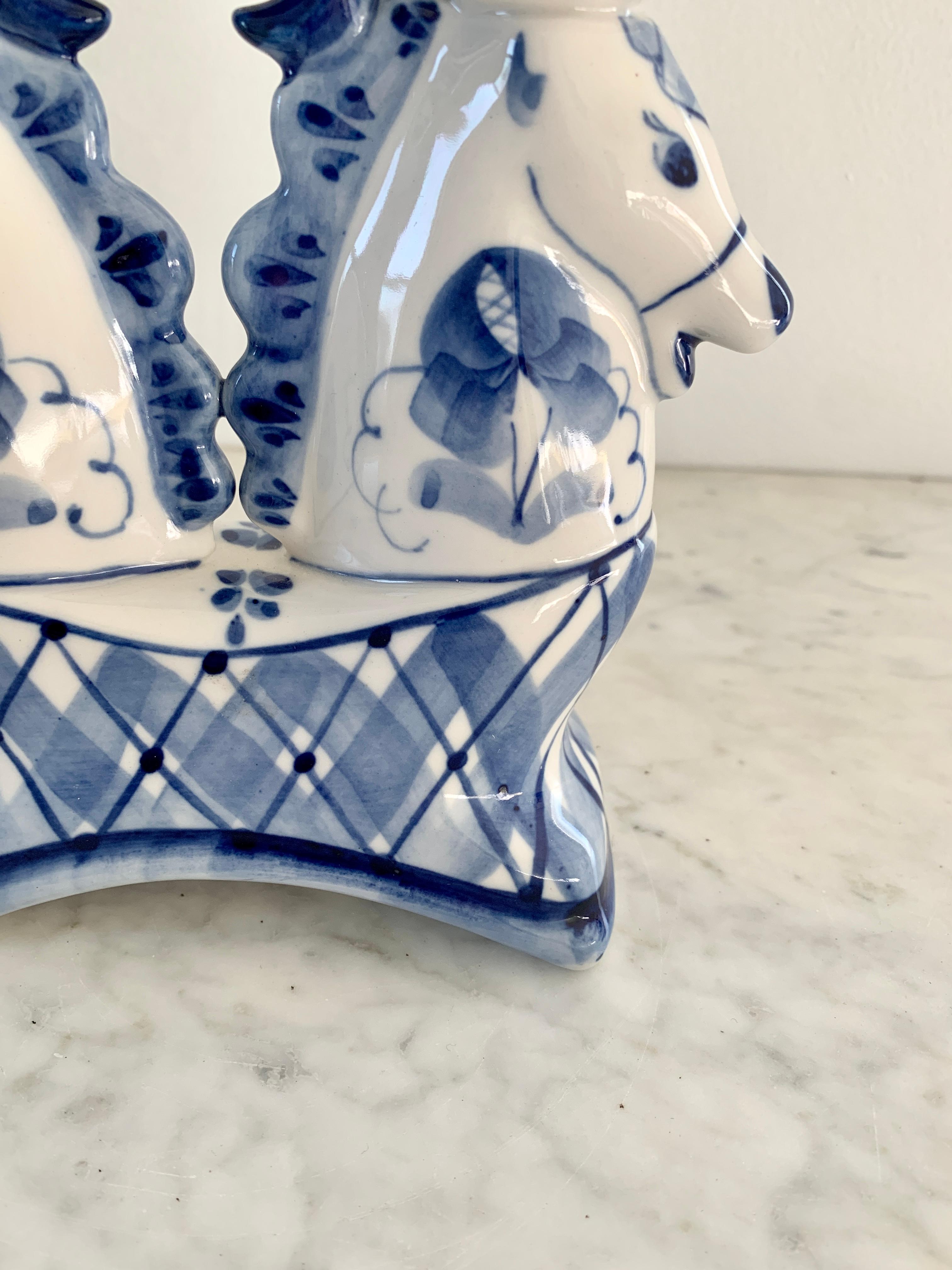 Européen Porte-bougies russe à double cheval en porcelaine bleue et blanche en vente