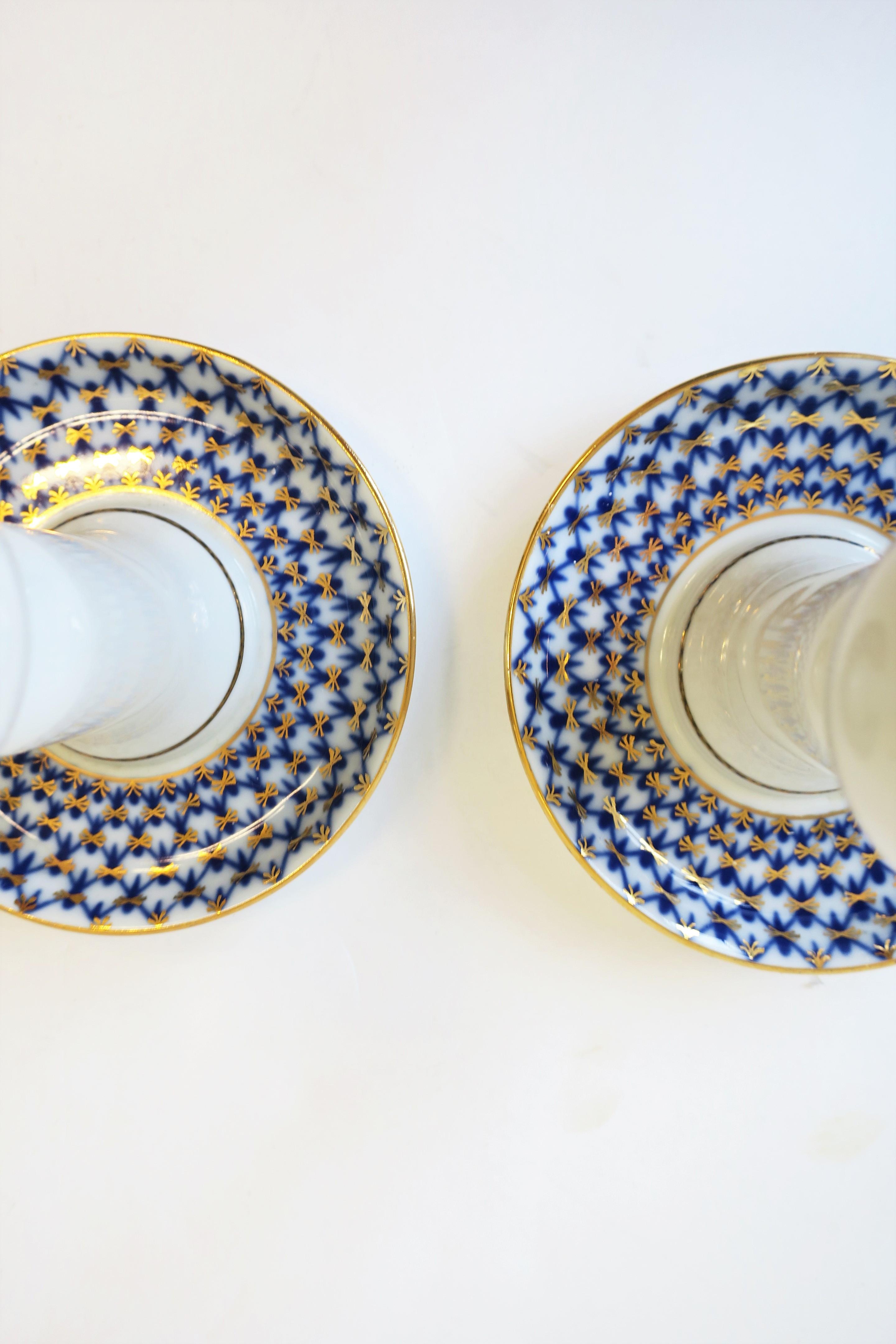 Paire de bougeoirs russes Lomonosov en porcelaine bleu or blanc en vente 6