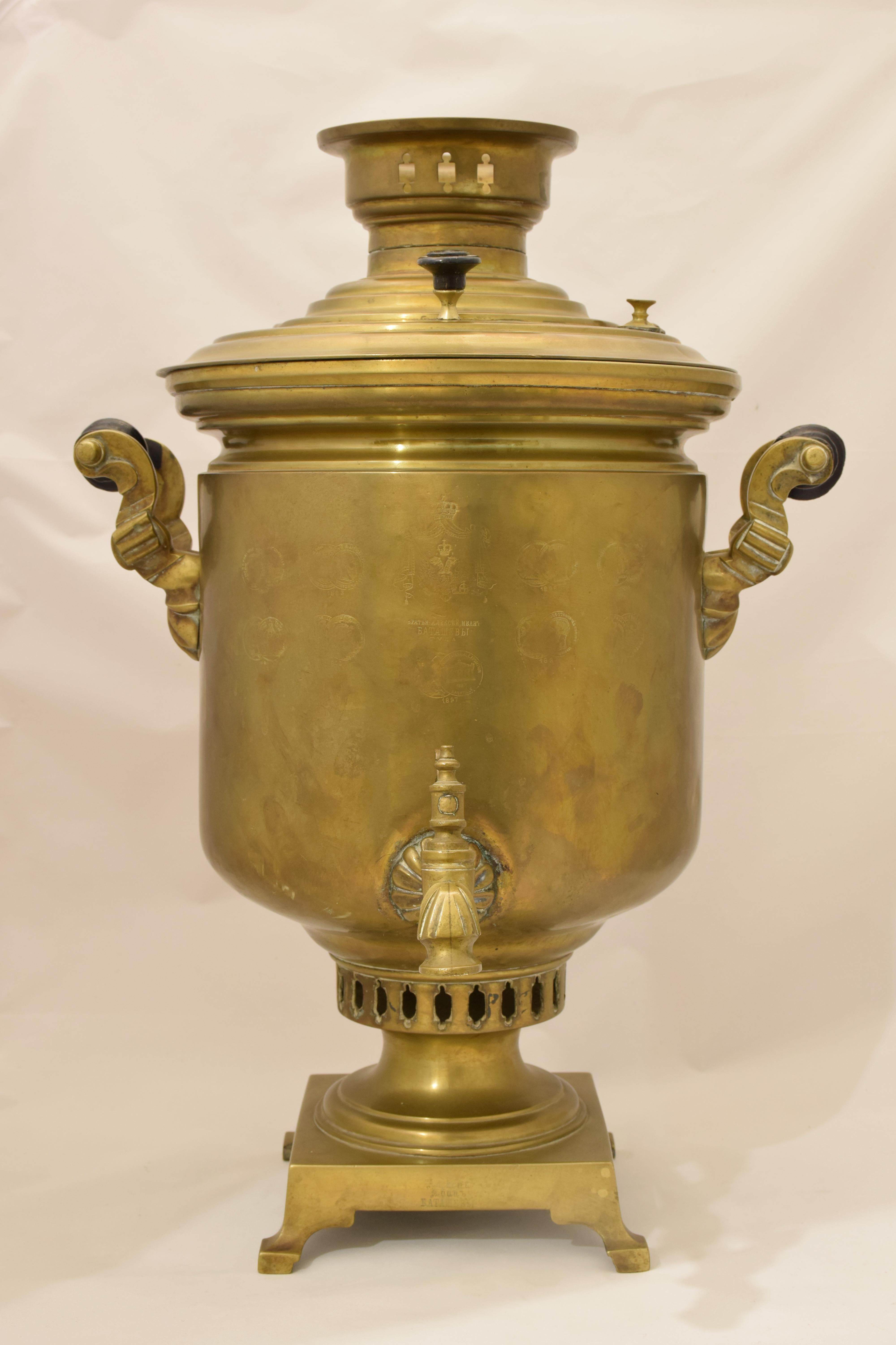 Samovar with two side handles in ebanized turned wood
Very good condition
Russia
Early twentieth century
Height cm 57 Width cm 38
Weight 6 kg circa.
