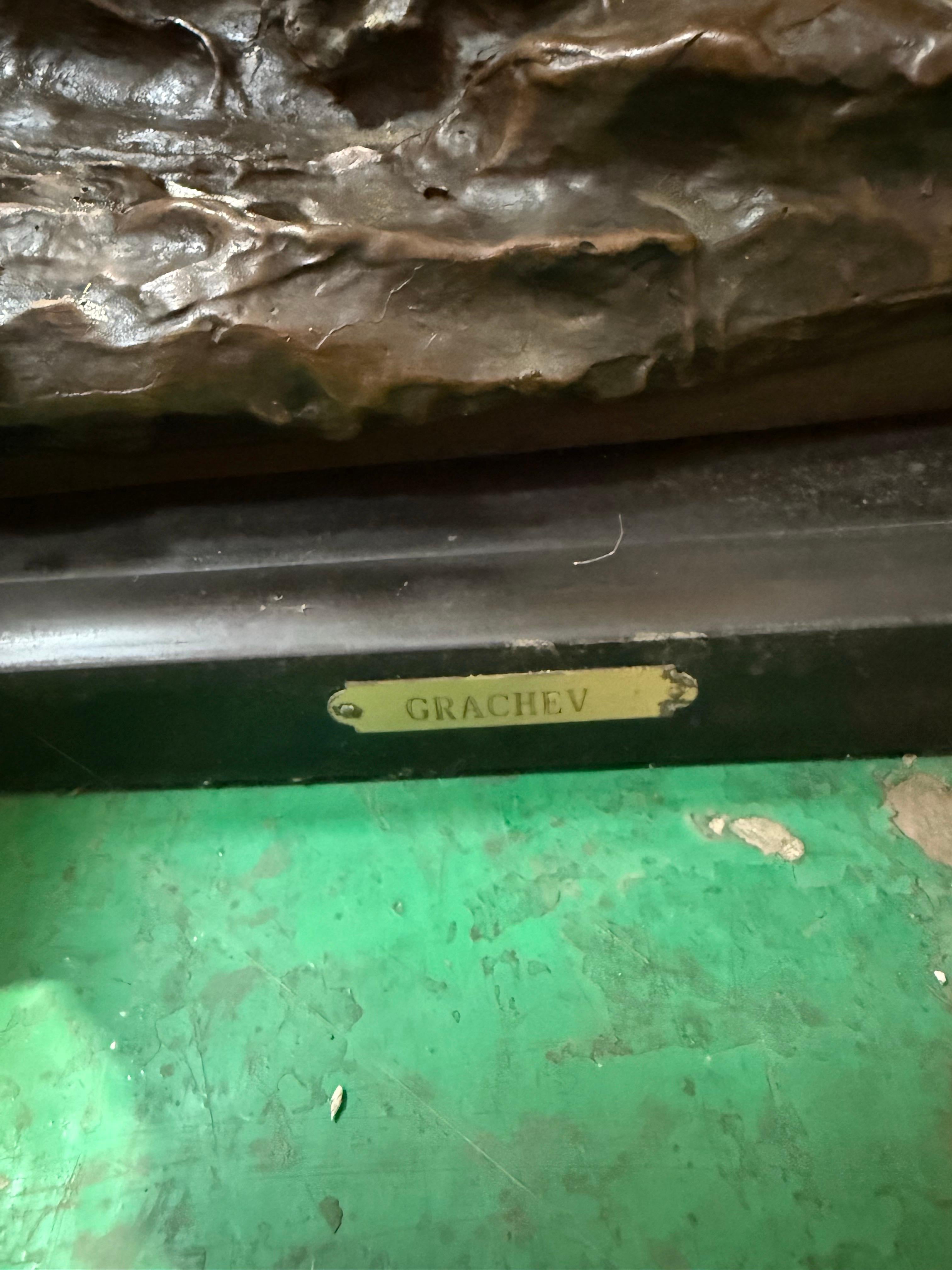 Una scultura in bronzo potente e ricca di dettagli che raffigura una troika russa - una tradizionale slitta a tre cavalli - che corre a tutta velocità su un terreno accidentato. L'opera presenta due figure: un guidatore che impugna sapientemente le