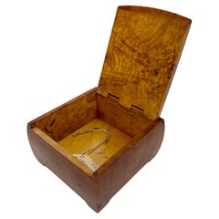 Caja rusa de madera de burl con decoración de antiguo soldado romano, hacia 1810