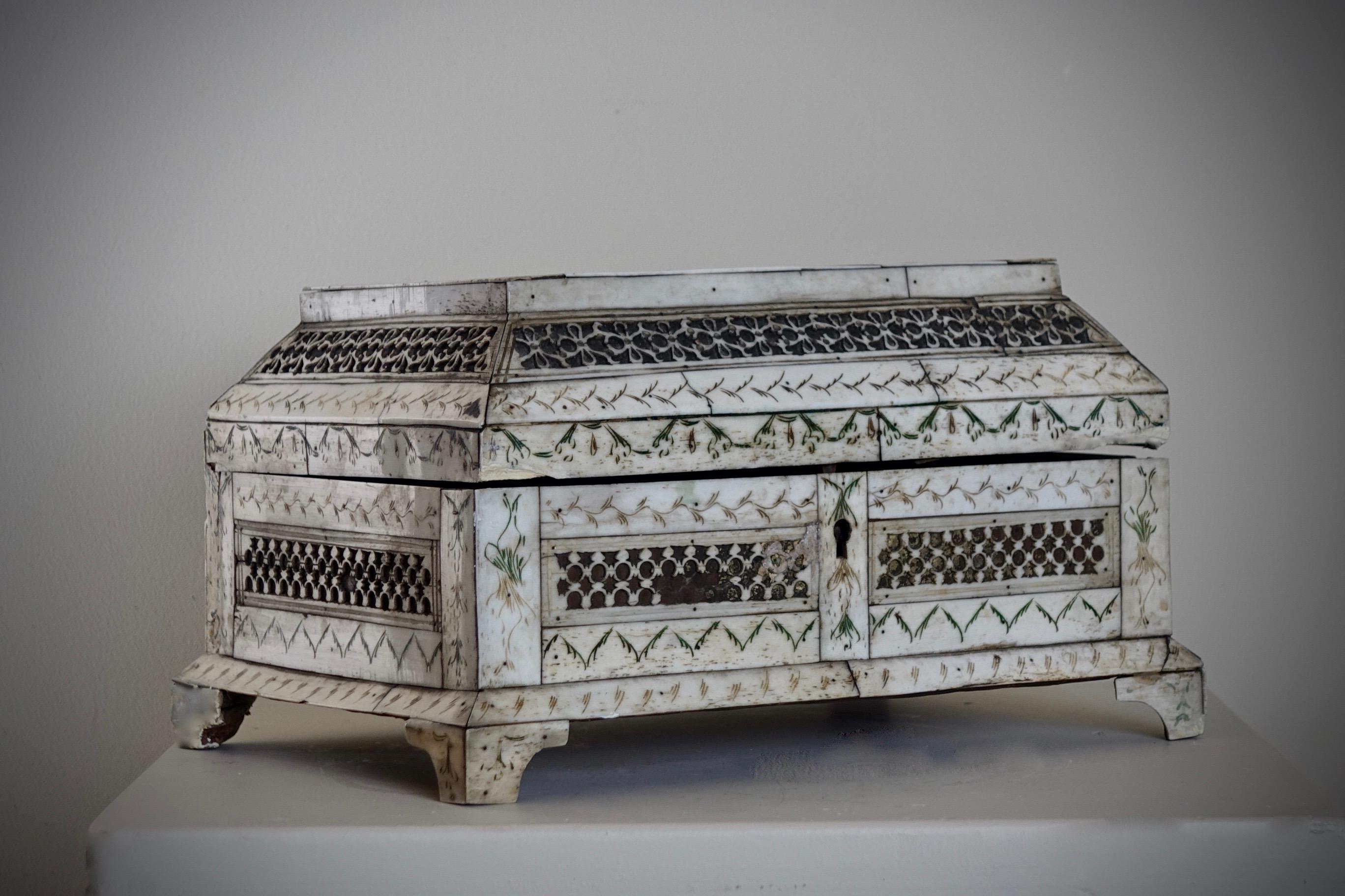 Russische geschnitzte Tischbox aus Knochen
Tischdose aus geschnitztem Knochen
Nördlich von Russland, 18. Jahrhundert
12,5 x  23,2 x 7 cm

Rechteckiger Kasten mit Holzkern aus Knochenfurnier, verziert mit geometrischen Friesen und gemaltem