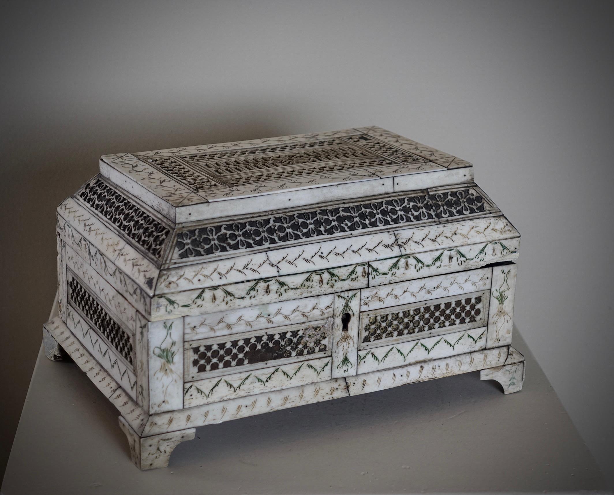 Russian Carved bone table box - 18th century In Fair Condition For Sale In Bruxelles, BE