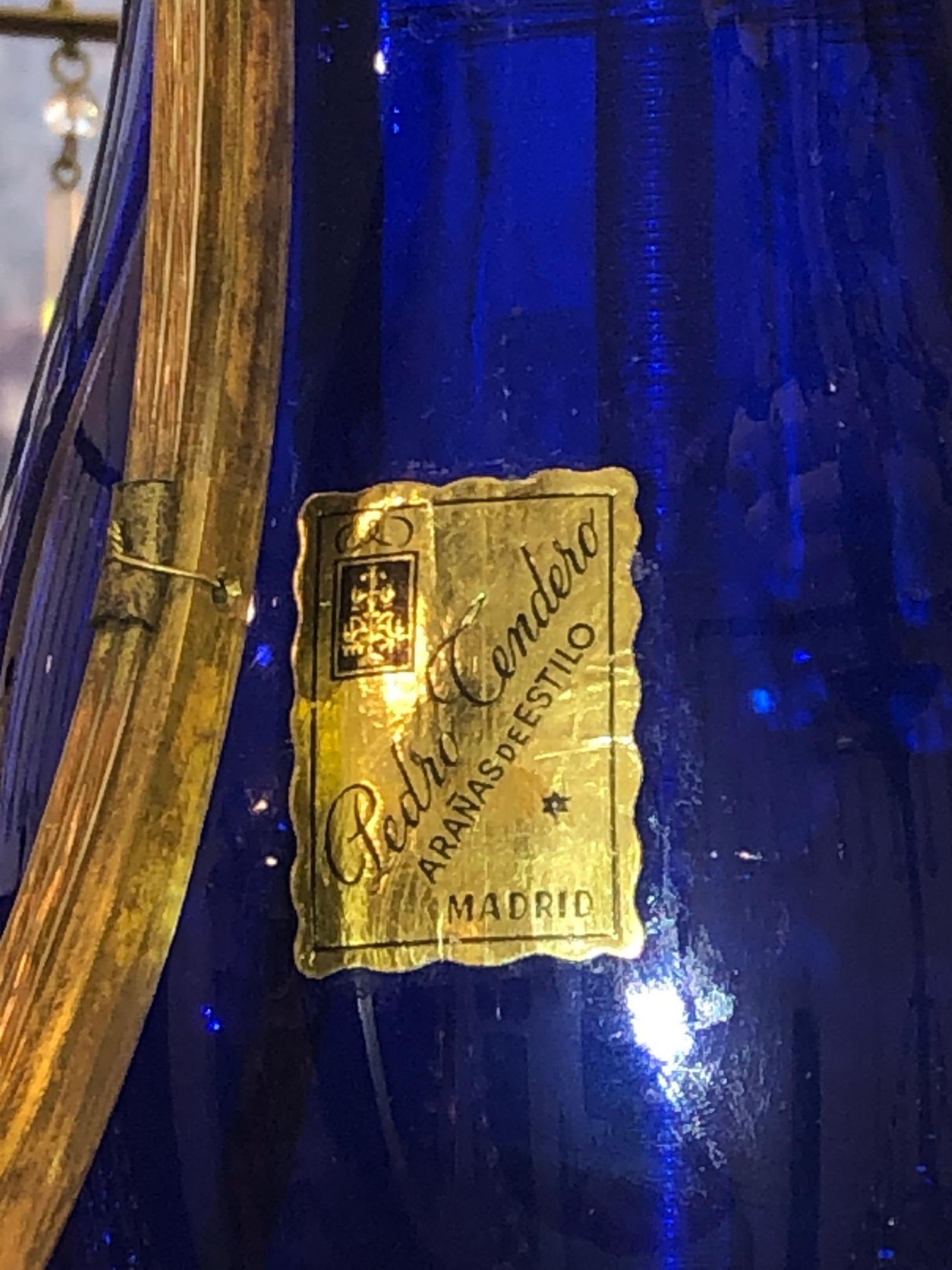 Ein feiner und eleganter russischer Kronleuchter aus vergoldeter Bronze und Kristall mit sechs Armen in einem neoklassischen Stil aus durchsichtigem und blauem Glas. Russland, um 1880.
Abmessungen: Höhe 49