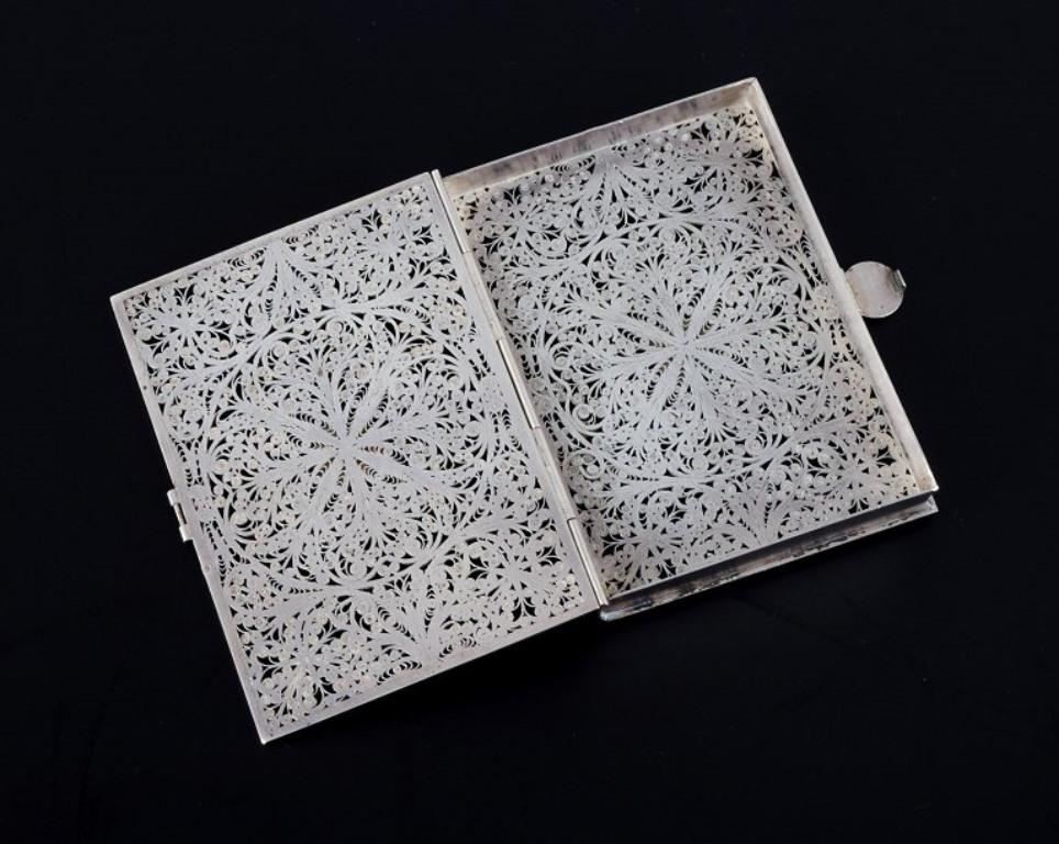 Russian Cigarette case, in silver with filigree work.
Approx. 1900.
Indistinctly marked.
In excellent condition.
Fits cigarettes with a length of 7.5 cm.
Dimensions: L 7.9 x D 5.6 cm.