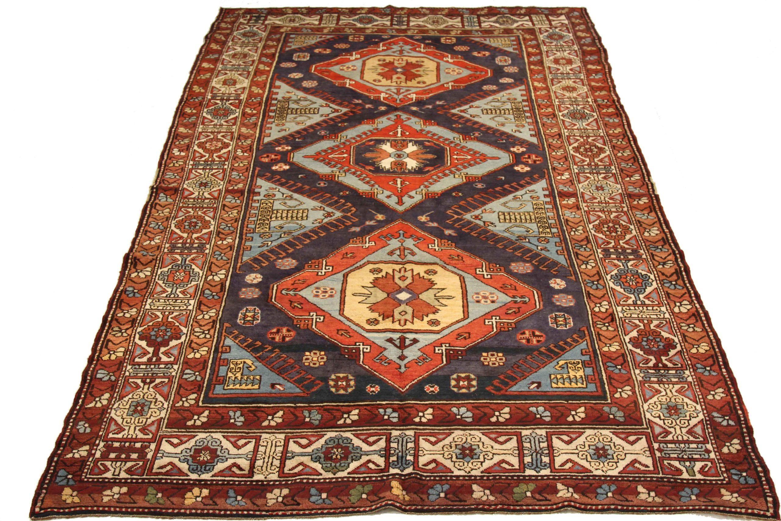 Découvrez l'élégance du darband russe avec des tapis de zone datant de 1910. Conçu avec de la laine et du bleuIvoireBleu marineRougeJaune, ce design exclusif est parfait pour mettre en valeur votre espace.