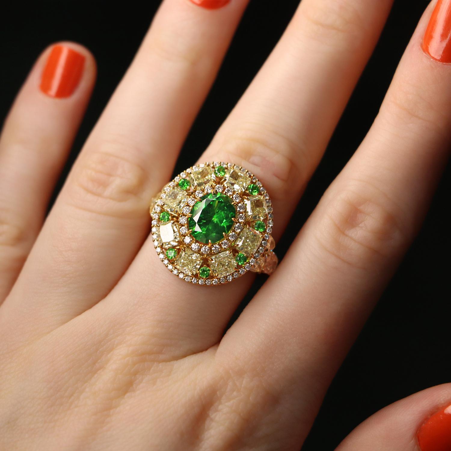 Bague cocktail russe en or jaune 18 carats avec diamants blancs et démantoïde en vente 1