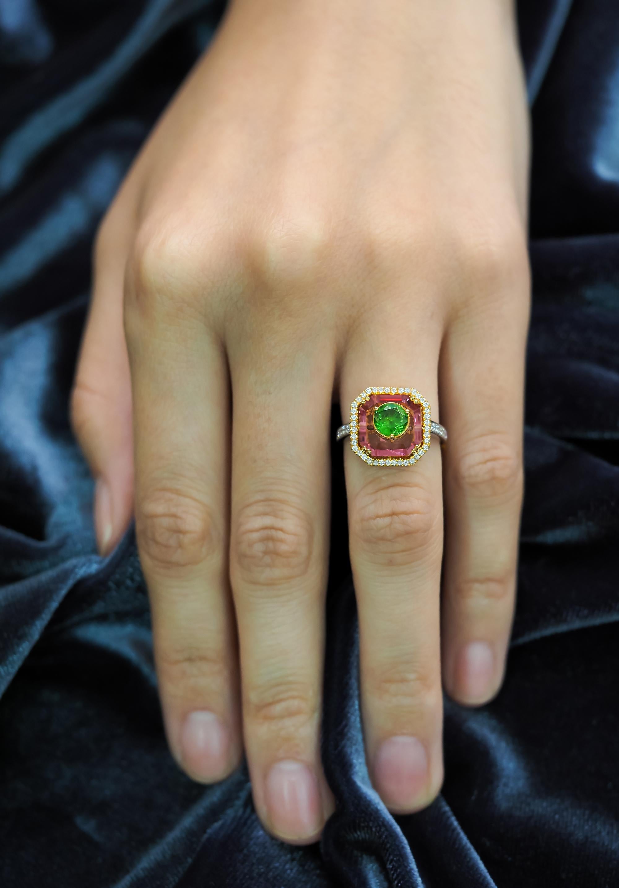 Russian Demantoid & Pink Spinel Ring, 18k White Gold Diamonds Ring In New Condition For Sale In Bangkok, TH