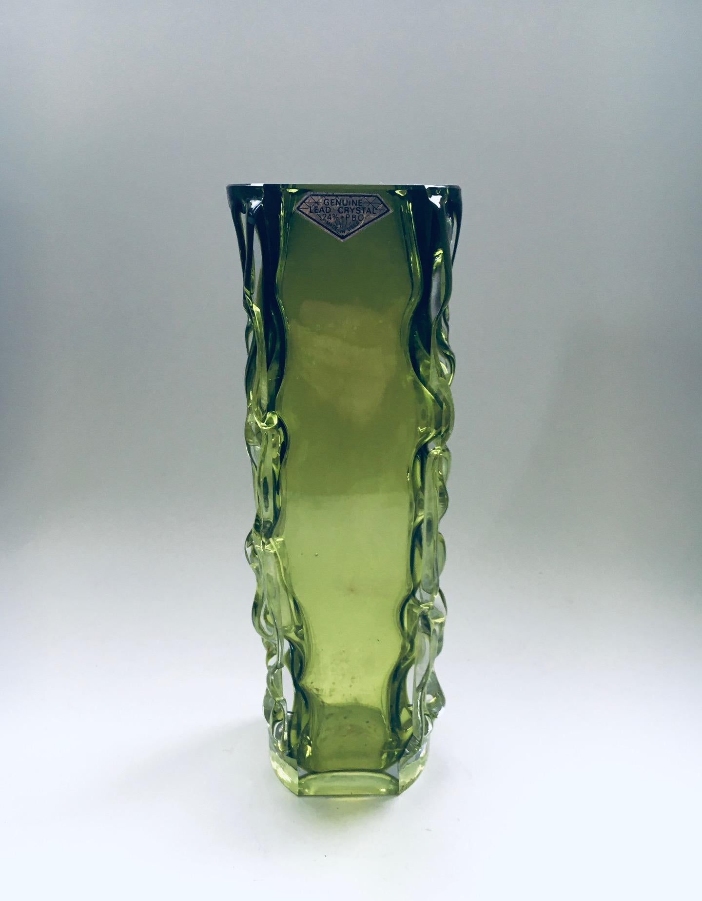 Vintage Midcentury Modern Russian Design Genuine Lead Crystal Art Glass Vase, hergestellt in der UdSSR, ehemalige Sowjetunion CCCP in den 1960er Jahren. Von Aknuny Astvatsaturyan für die Leningrader Kunstglasfabrik. Mit Original Label-Aufkleber;