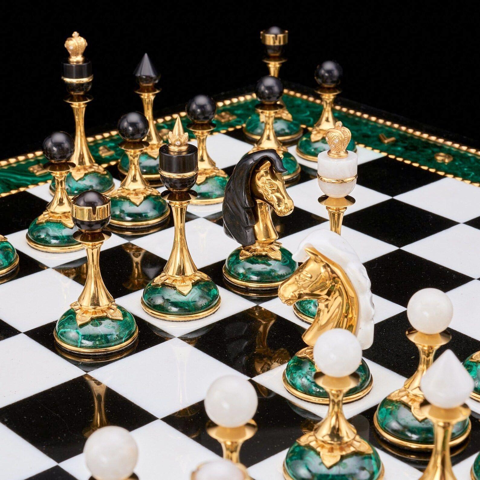 Plaqué or Ensemble d'échecs russes en dolerite, malachite et opale de Kascholong en vente