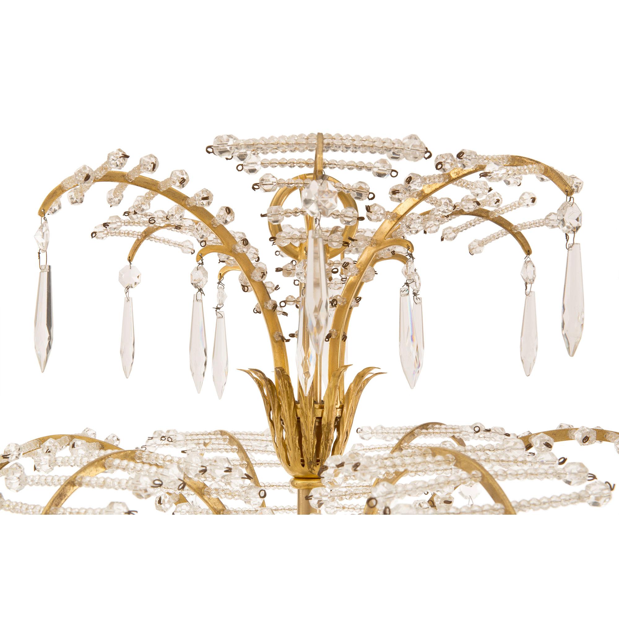 Néoclassique Lustre russe de style néoclassique du début du XIXe siècle en bronze doré et cristal en vente