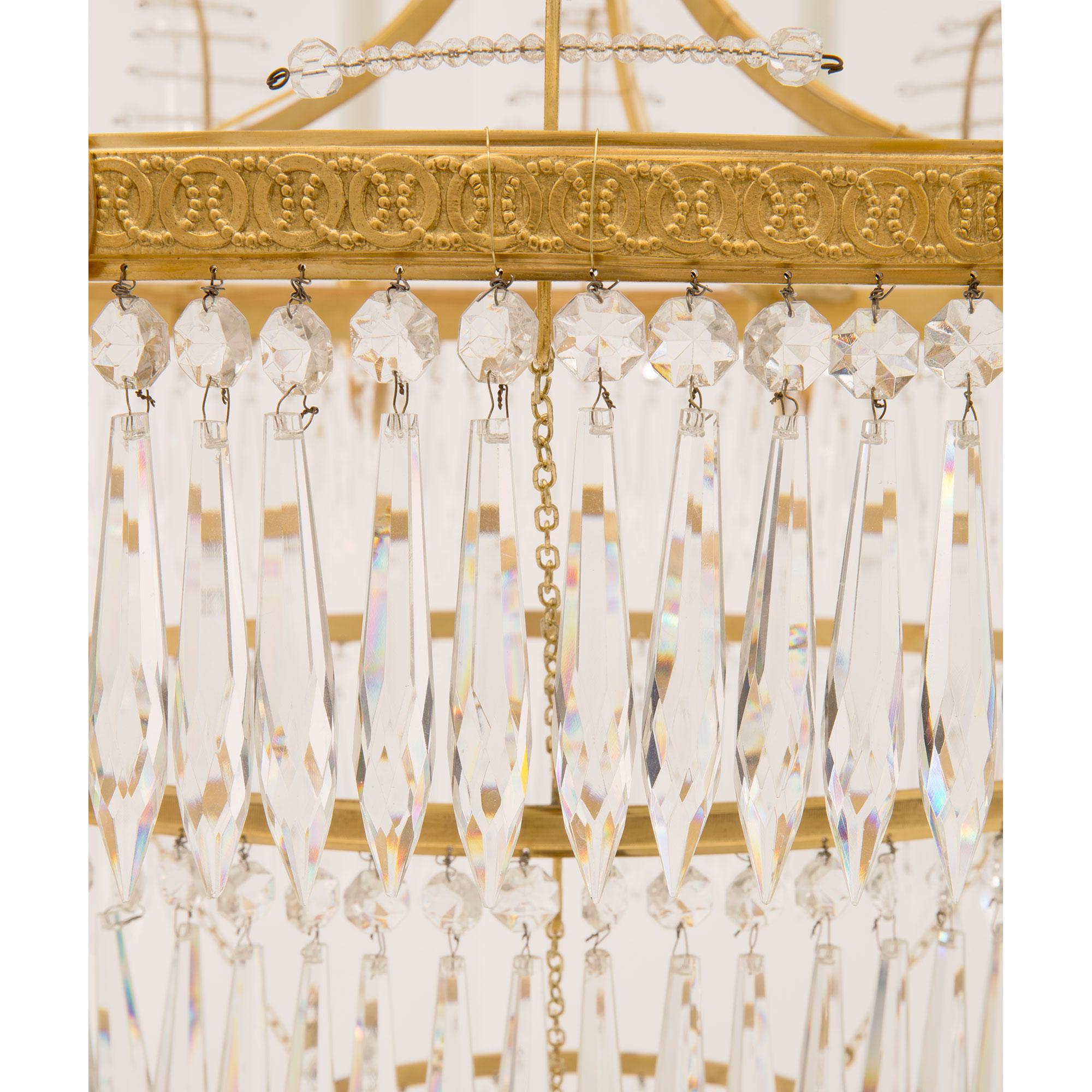 Lustre russe de style néoclassique du début du XIXe siècle en bronze doré et cristal en vente 1