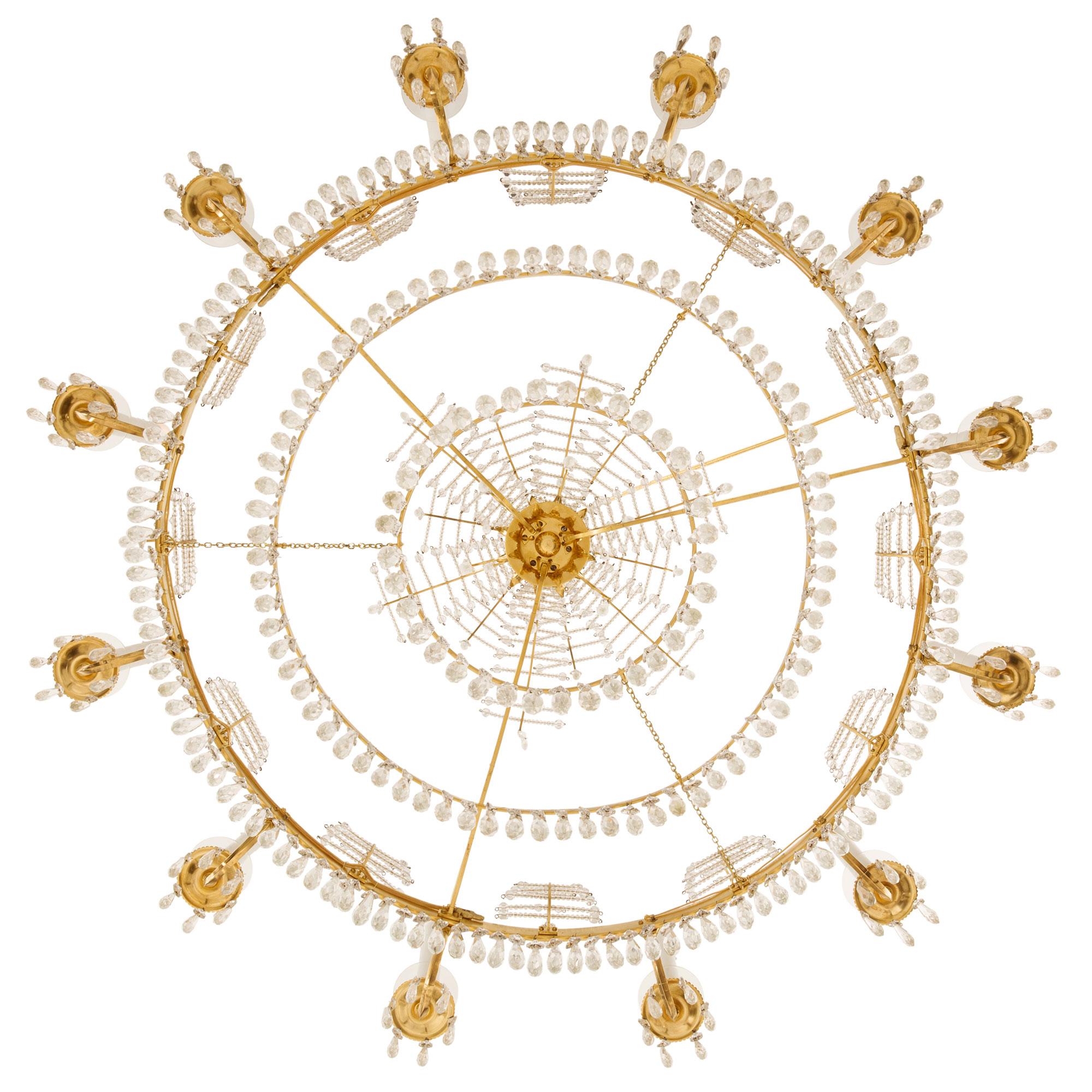 Russischer Kronleuchter aus Goldbronze und Kristall im neoklassischen Stil des frühen 19. Jahrhunderts im Angebot 4
