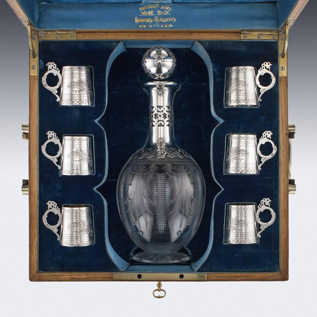 Russe Service à vodka russe de huit pièces en argent et en verre, vers 1880 en vente