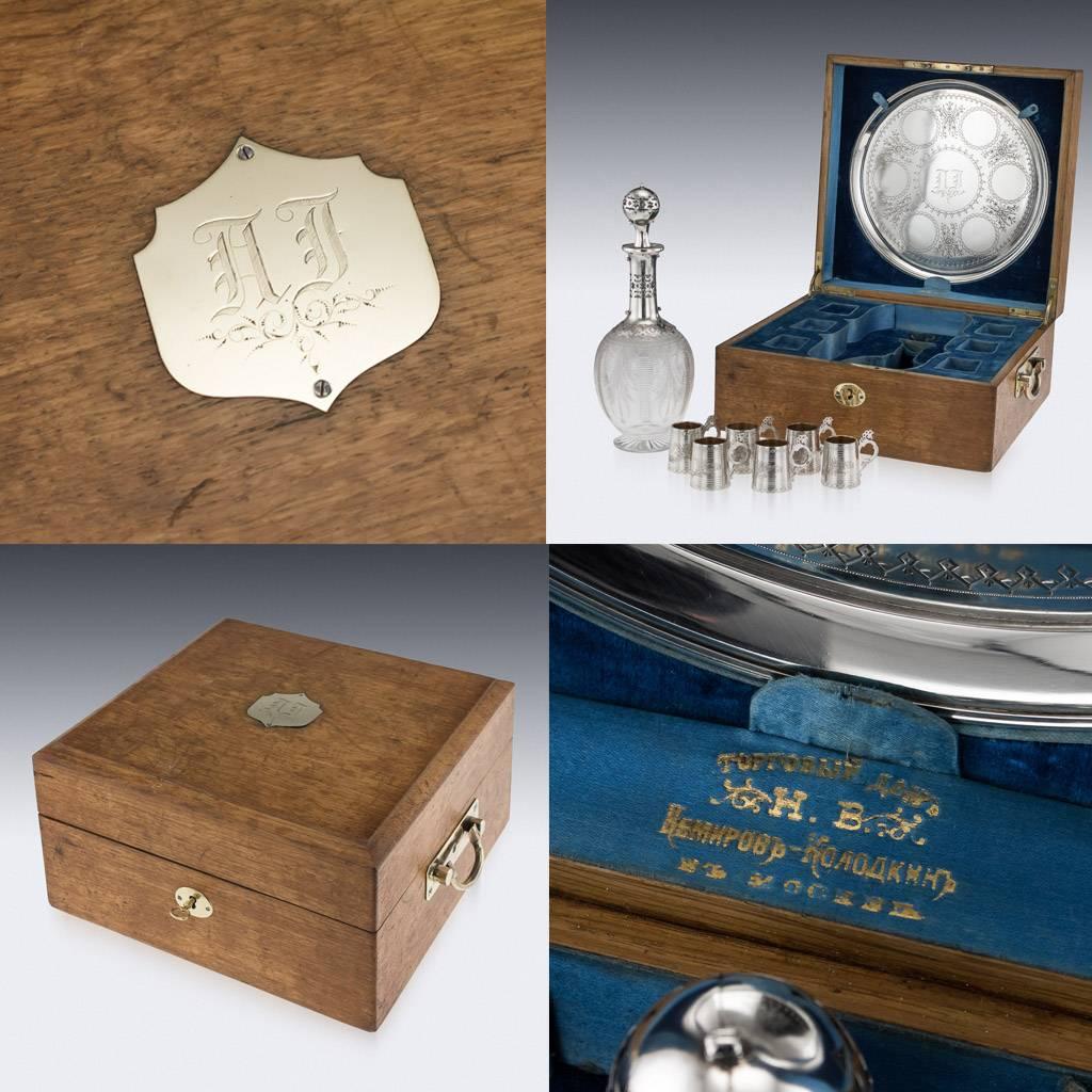 Juego ruso de ocho piezas de plata y cristal para vodka, hacia 1880 en venta 1