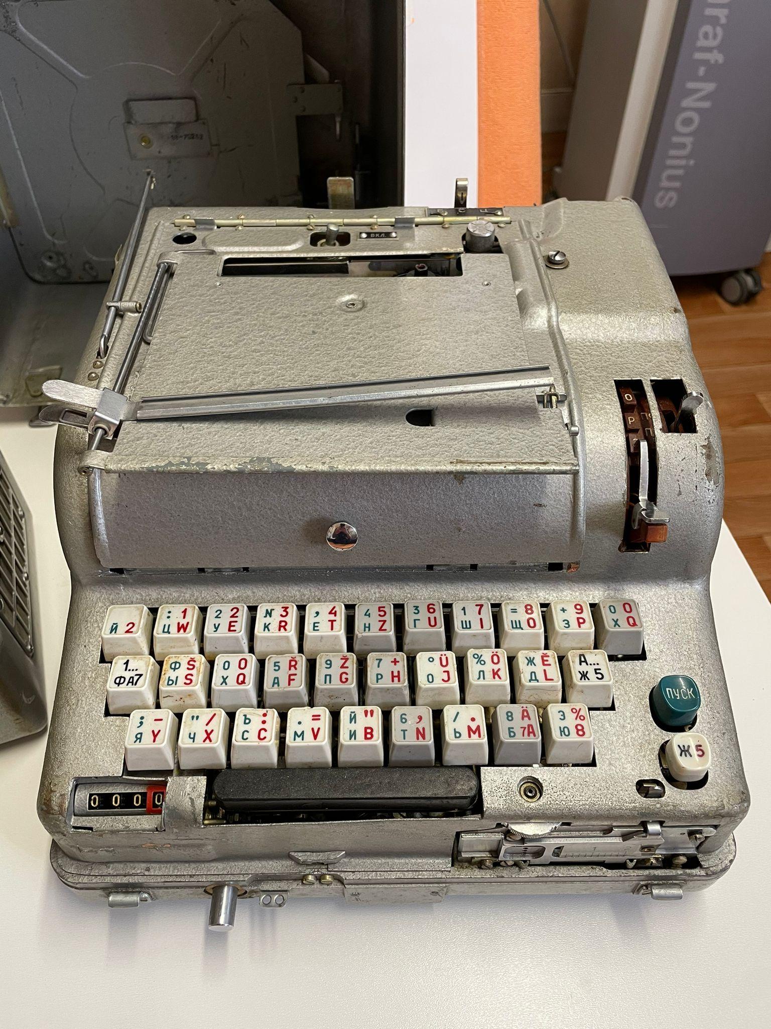 Machine à écrire russe Electromechanique à roue FIALKA M 125 en vente 9