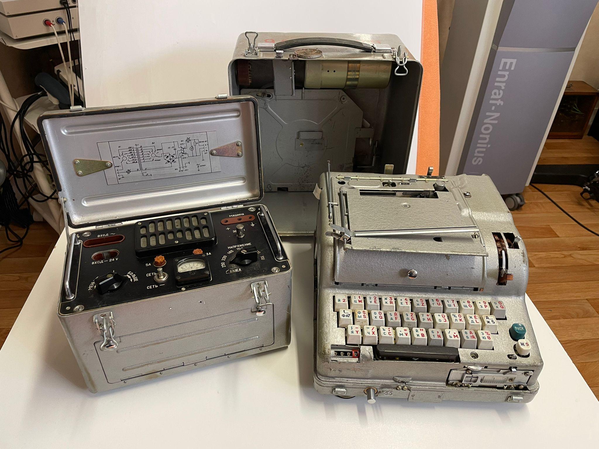 Machine à écrire russe Electromechanique à roue FIALKA M 125 en vente 1