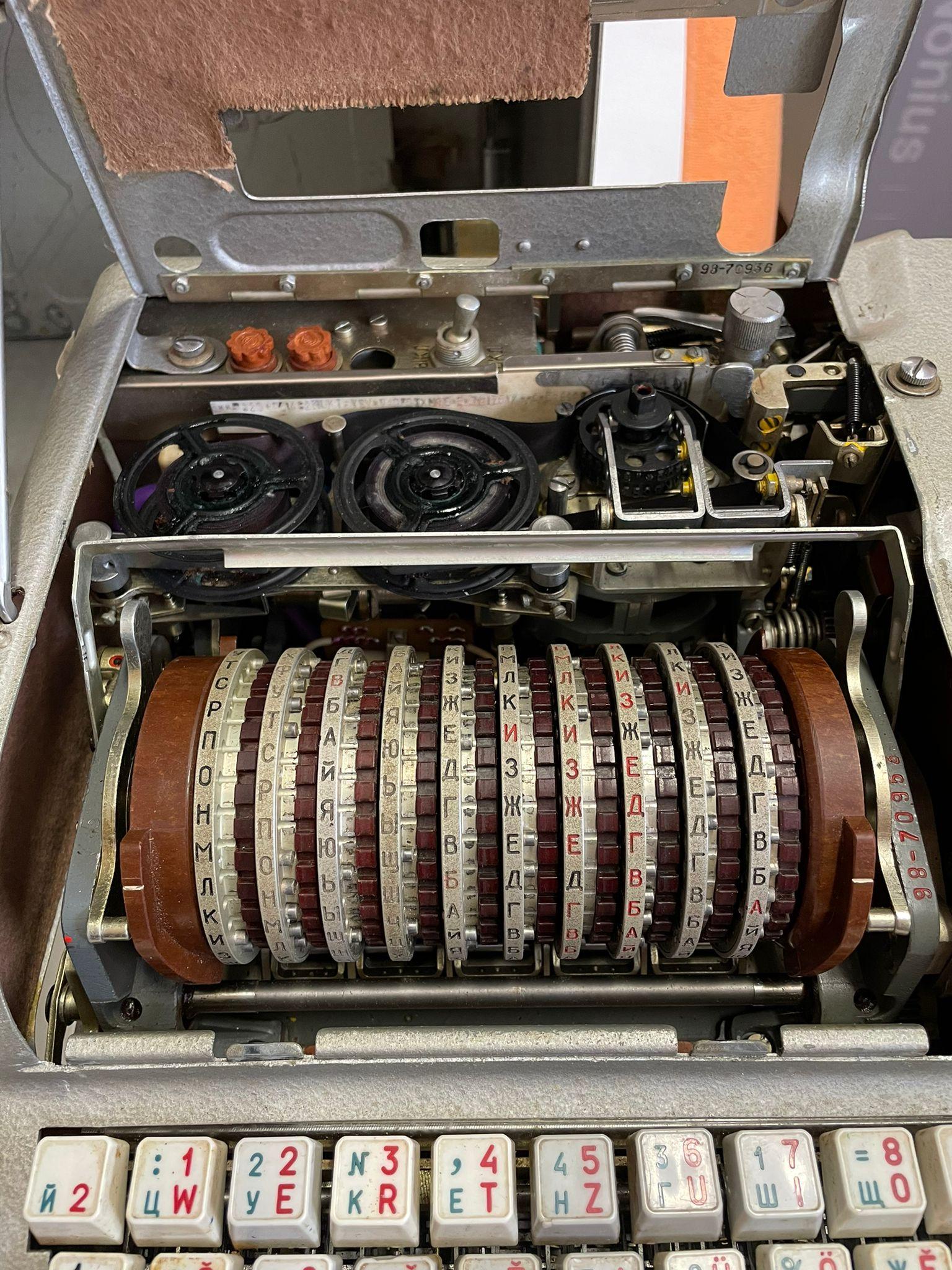 Machine à écrire russe Electromechanique à roue FIALKA M 125 en vente 3