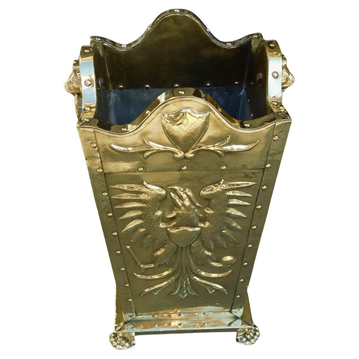 Paragüero/bastonero ruso de latón repujado y forrado de plomo, c. 1850 en venta