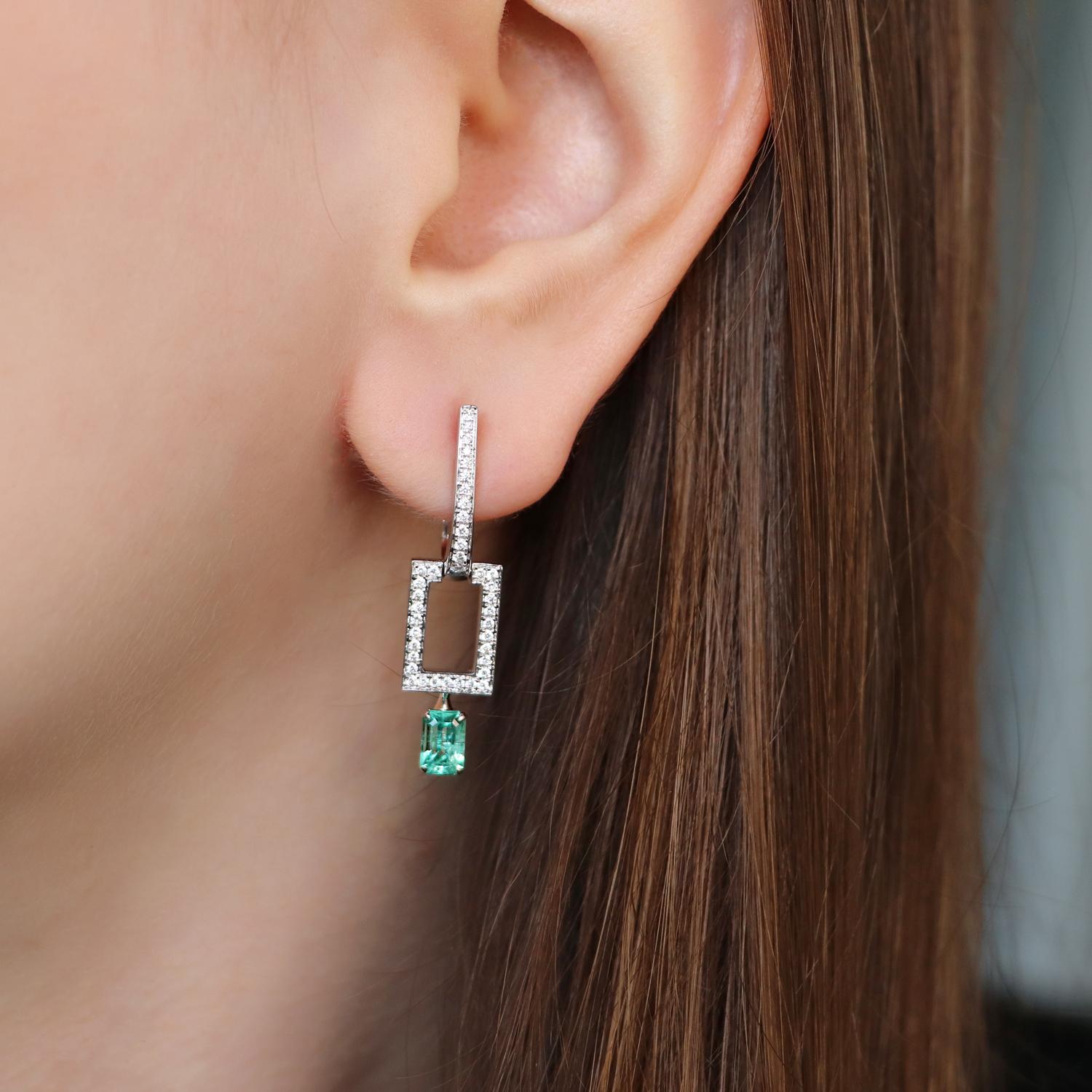 Russian Emerald and Diamond 18K Gold Dangle Earrings In New Condition In Bangkok, TH