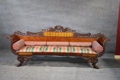 Canapé de l'Empire russe en acajou et bois de satin marqueté de laiton et de boules