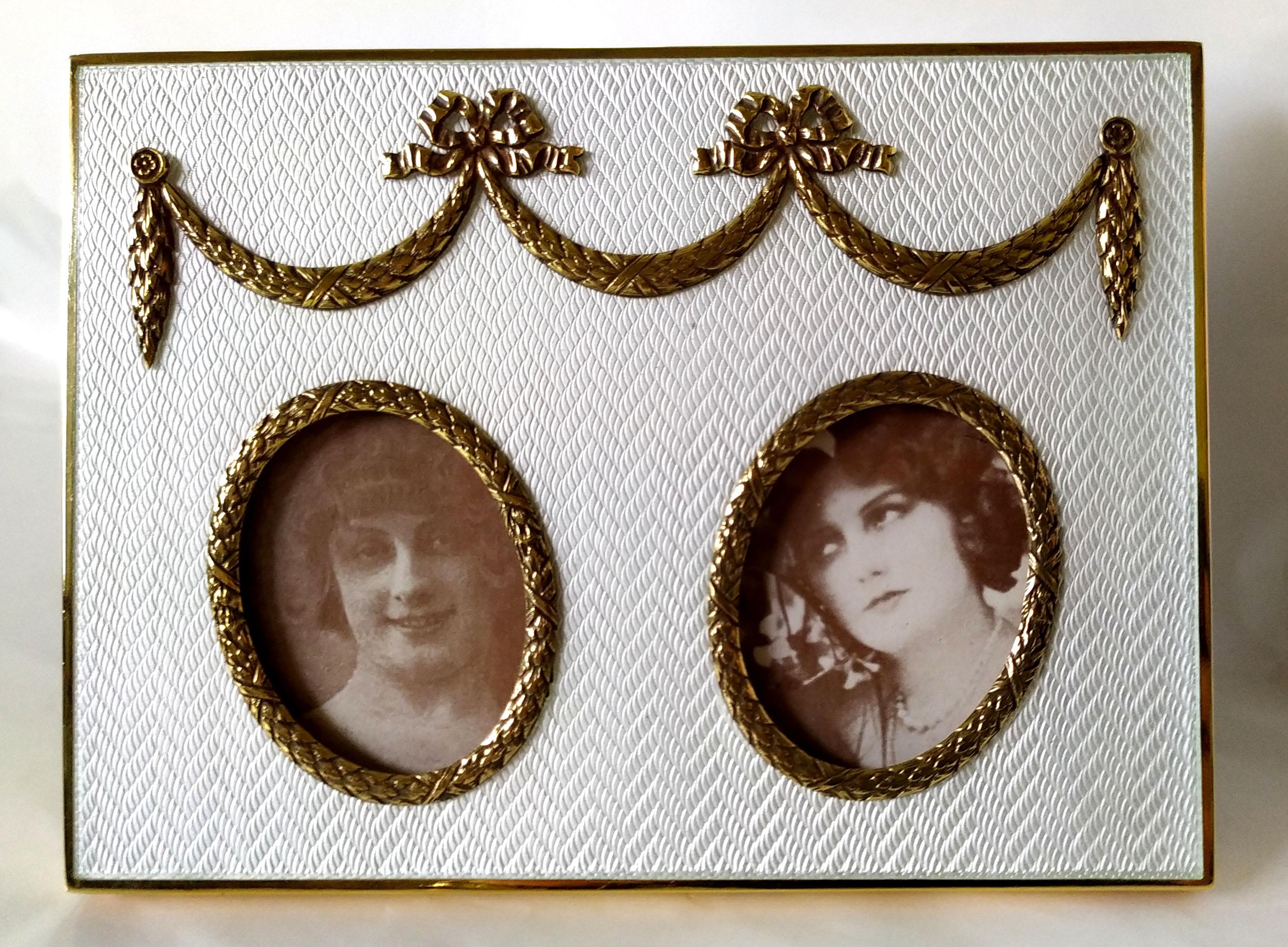 Autre Empire russe - Cadre photo rectangulaire de style Fabergè avec 2 bordures ovales et ornementation. en vente